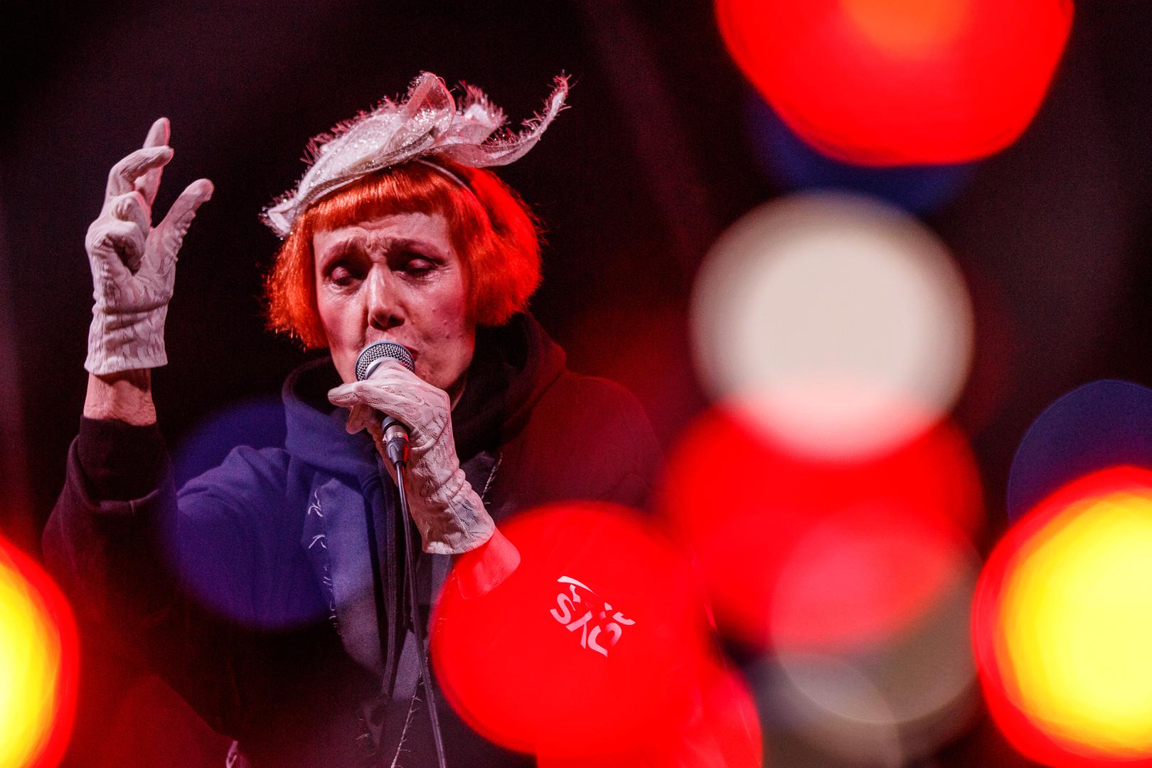 Svoju iskrenu euforiju pred publikom nisu sakrivale neke od najvećih zvijezda – nasmiješena diva Josipa Lisac pohvalila je festival zbog čije se energije i pristala vratiti nakon nedovršenog nastupa prije tri godine. 