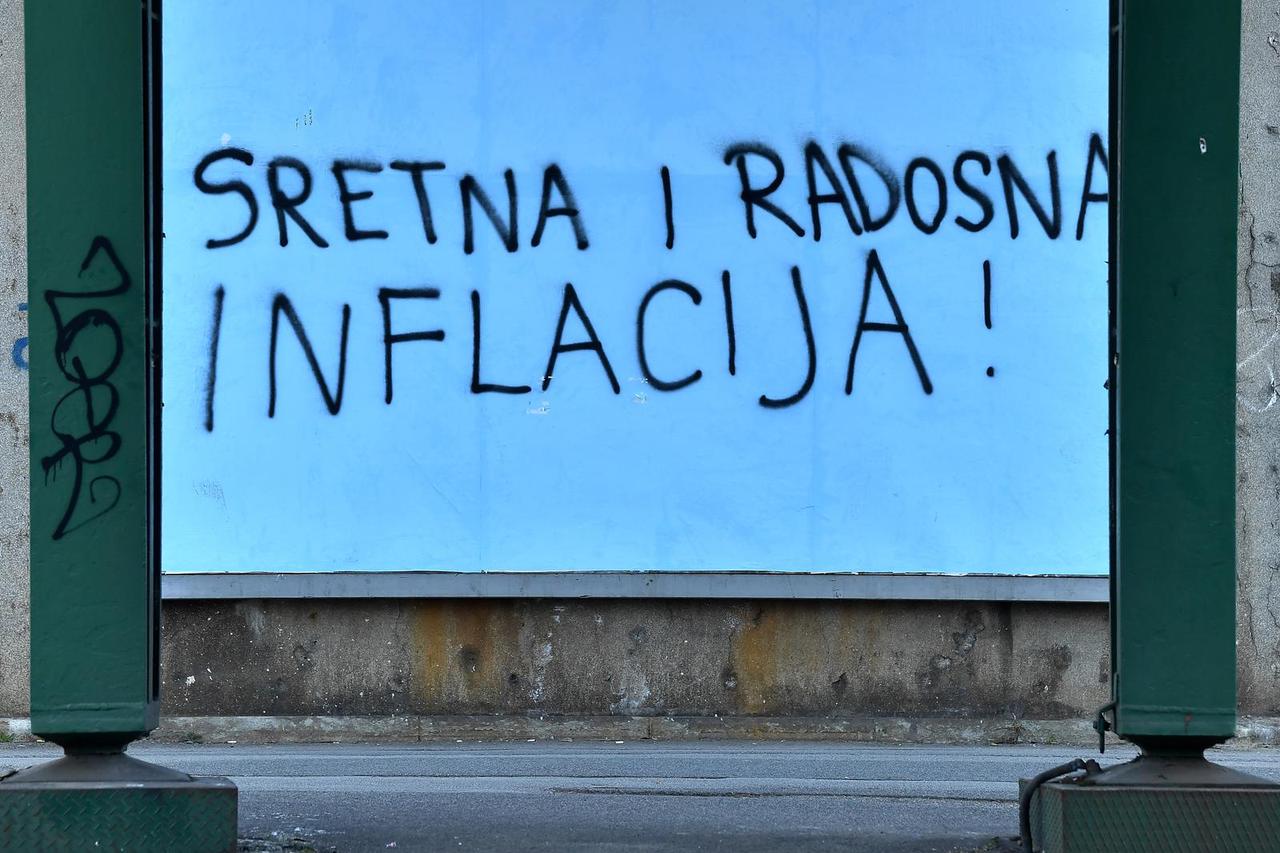 Umjesto jumbo plakata i reklame osvanuo je natpis: "Sretna i radosna inflacija"