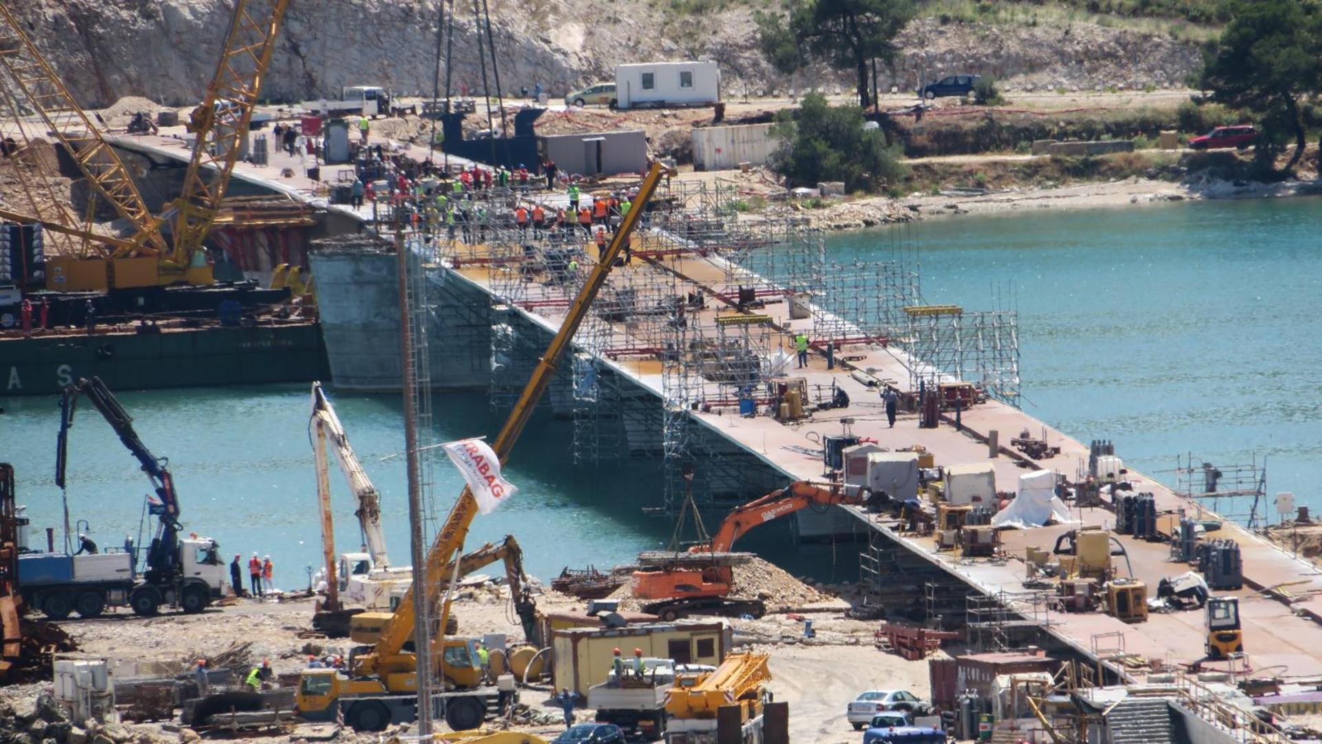 Dovršetak gradnje mosta prvotno je planiran za kraj 2016., ali se rok micao zbog problema izvođača radova. 