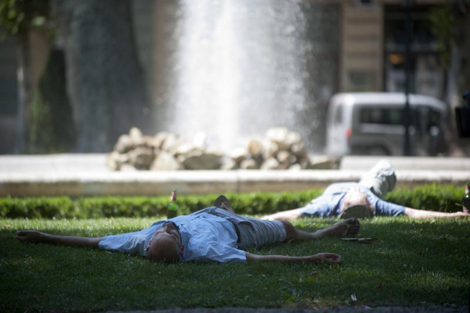 Ležanje na tlu: Zatekne li vas oluja na otvorenom, nikako nemojte lijegati na tlo. Umjesto toga, čučnite i nastojte tlo doticati samo petama, minimalno ga dodirujući. Glavu stavite između ruku, položite je na koljena i pričekajte u tom položaju jenjavanje oluje.