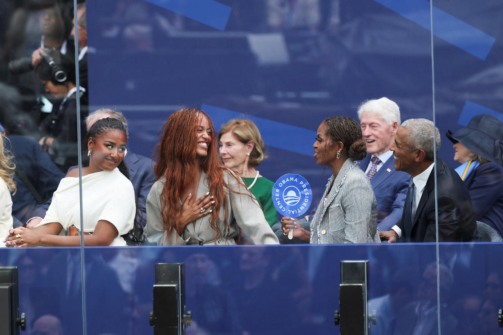 – Hvala vam što ste unijele toliko radosti, energije i duha u život koji niste same izabrale te što nas iz dana u dan činite ponosnima – poručila je Michelle Obama.