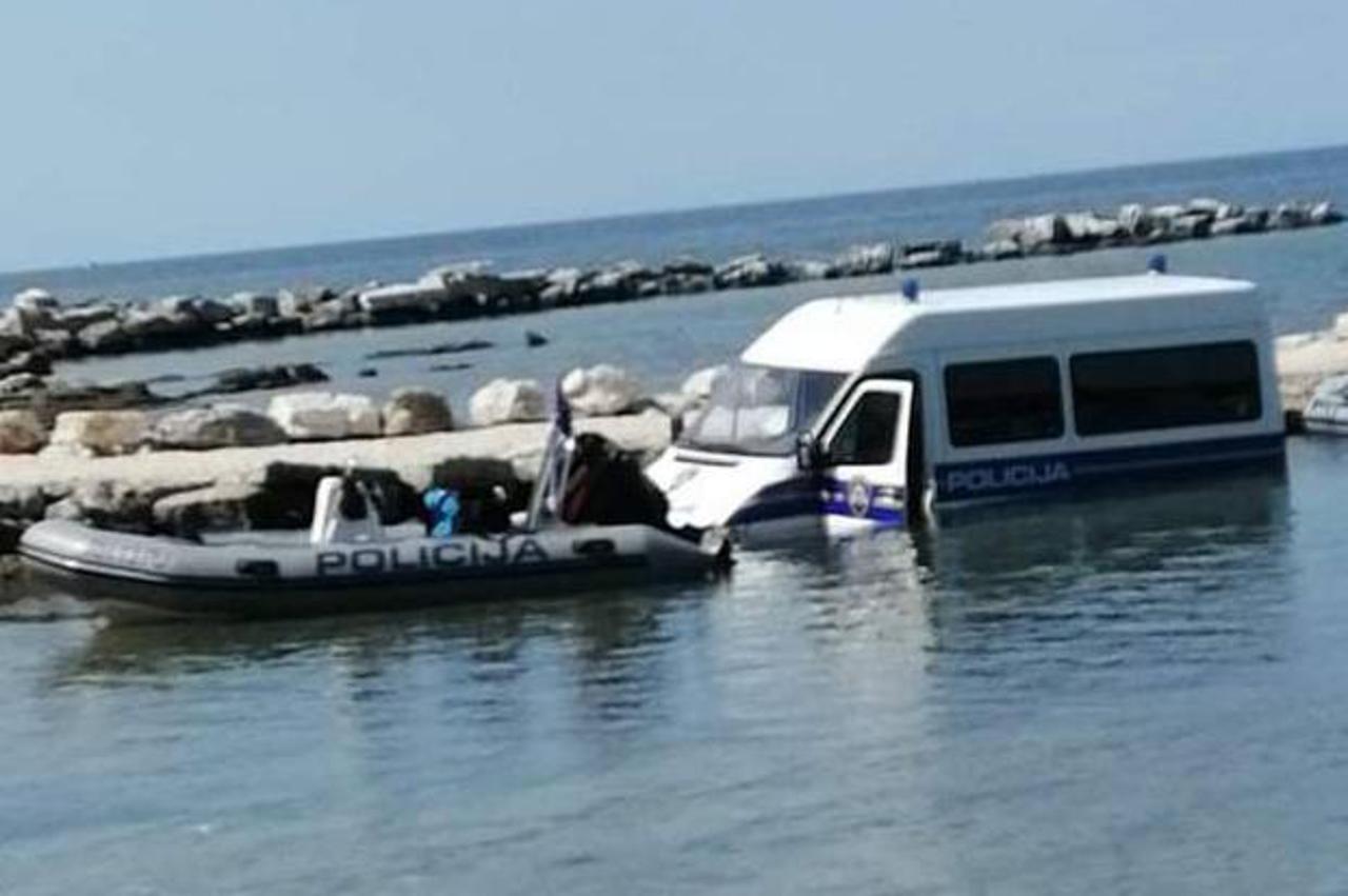 Policijski kombi u moru
