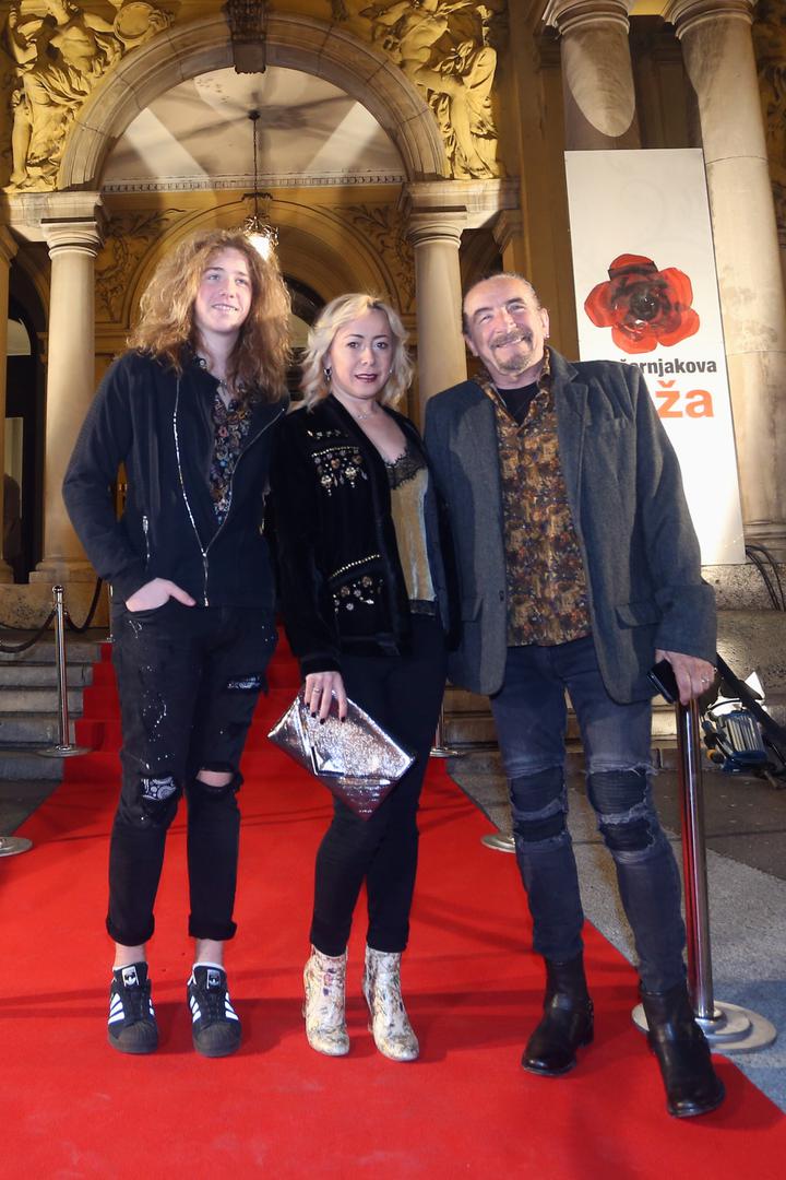 Ružica i ŽEljko Bebek u društvu sina.