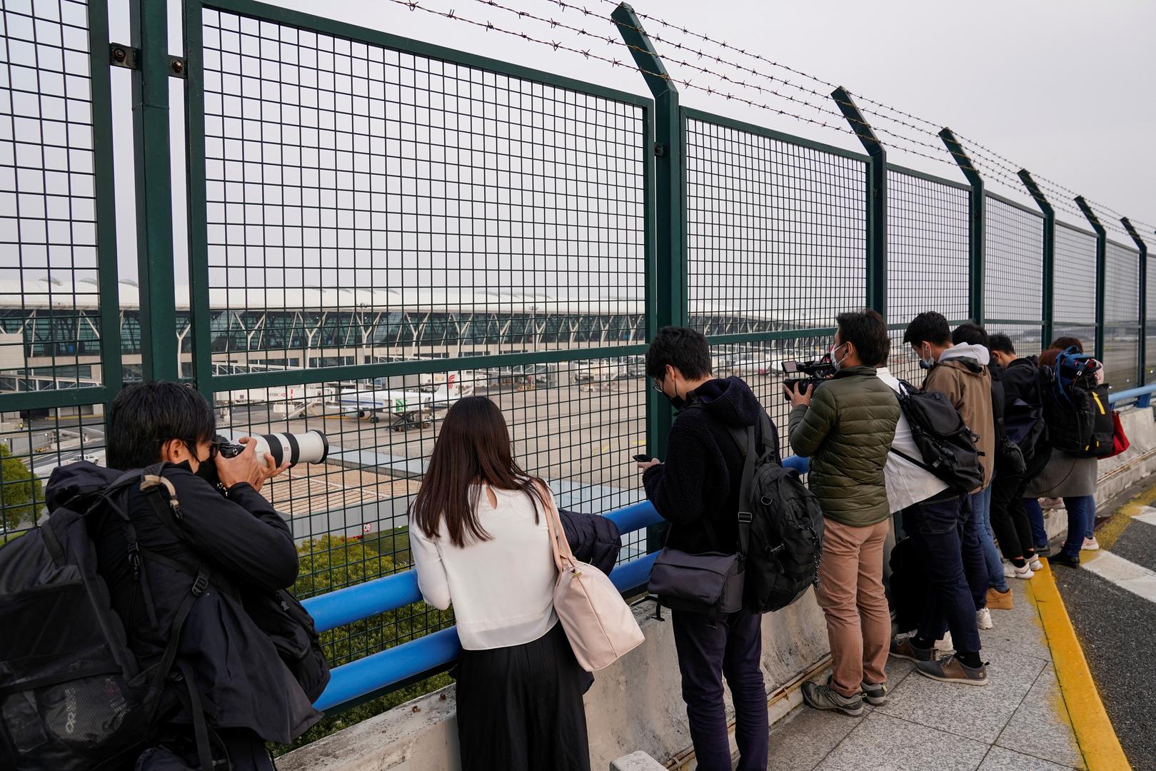 Members of the media work outside Shanghai Pudong Airport on the day former Taiwan President Ma Ying-jeou visits Shanghai, China, March 27, 2023. REUTERS/Aly Song Photo: ALY SONG/REUTERS