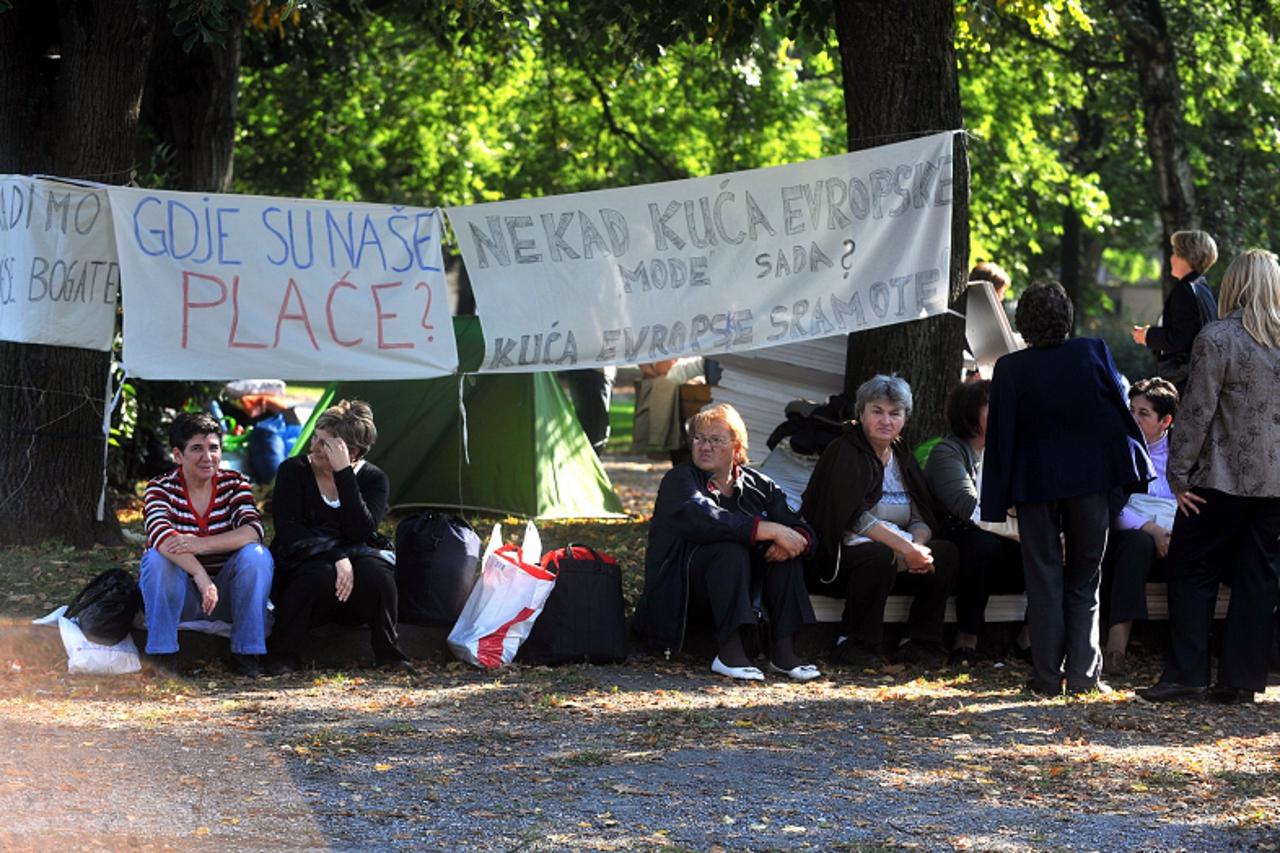 \'22.09.2010., Trg Francuske republike, Zagreb, - Radnice Kamenskog vec 4. dan strajkaju gladju zbog neisplacenih placa za zadnjih 5 mjeseci.  Photo: Goran Stanzl/PIXSELL\'
