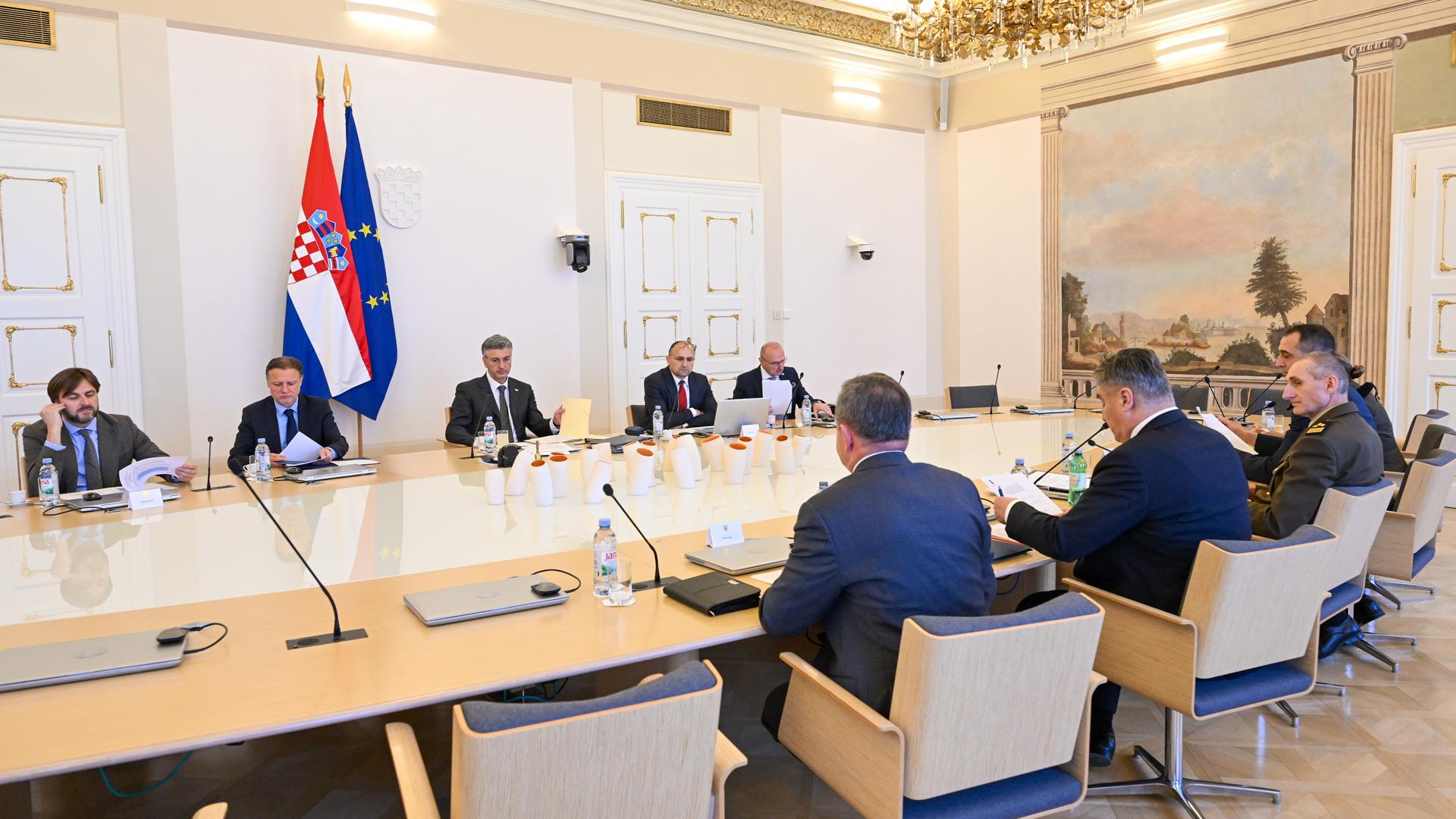 'Na sjednici Vijeća za nacionalnu sigurnost raspravljalo se o aktualnim sigurnosnim pitanjima – o posljedicama rata na Bliskom istoku, utjecaju na cijene energenata te o drugim pitanjima od značaja za nacionalnu sigurnost', navodi se u priopćenju ureda predsjednika Milanovića', dodaju u priopćenju. 