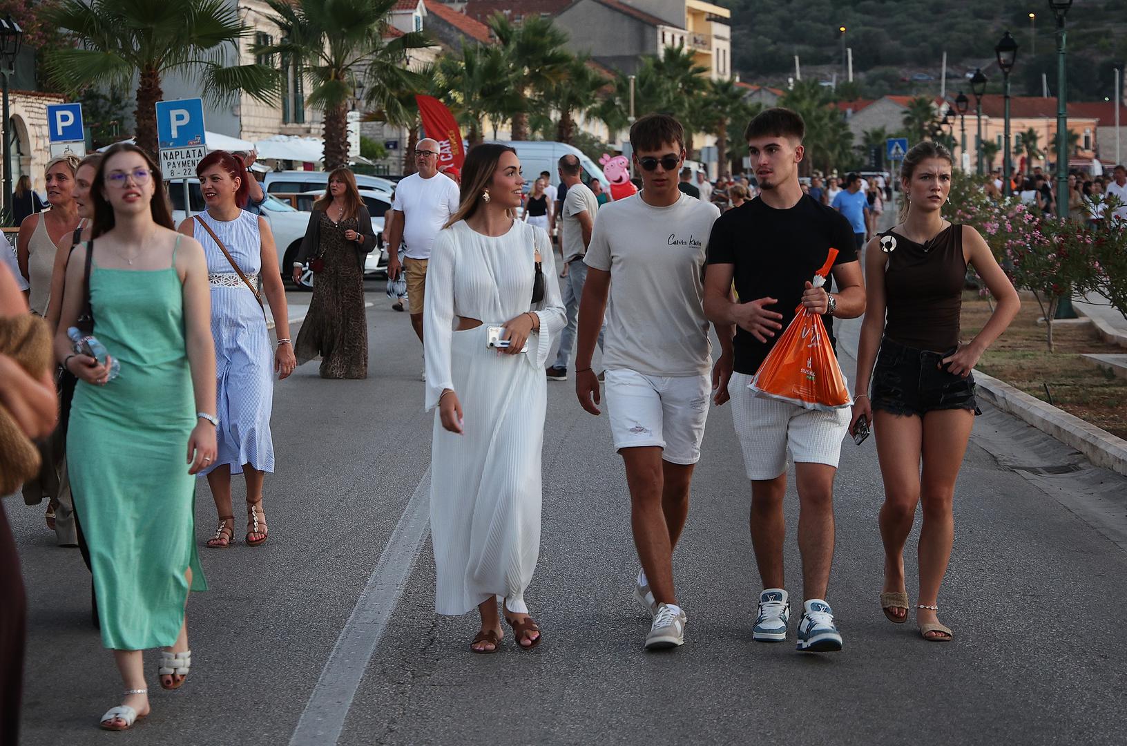 Oliverove pjesme izvodit će brojni izvođači, među kojima su Zorica Kondža, Nina Badrić, Petar Grašo, Matija Cvek, Marko Tolja i Klapa Ošjak.