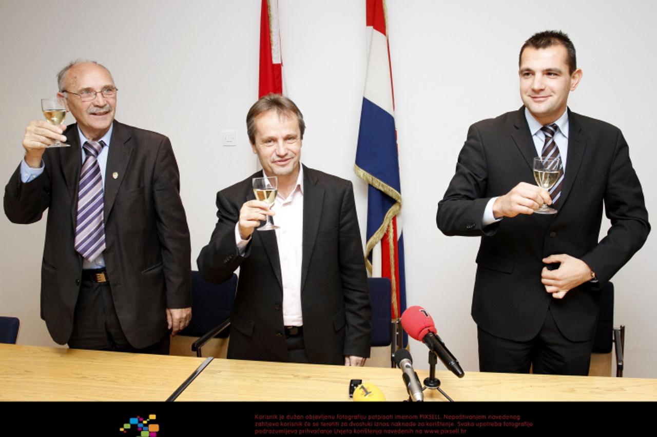 '21.12.2012., Cakovec- Zupan Ivan Perhoc uprilicio prijem za novinare. S lijeva: Petar Novacki, Ivan Perhoc i Matija Posavec. Photo: Vjeran Zganec-Rogulja/PIXSELL'