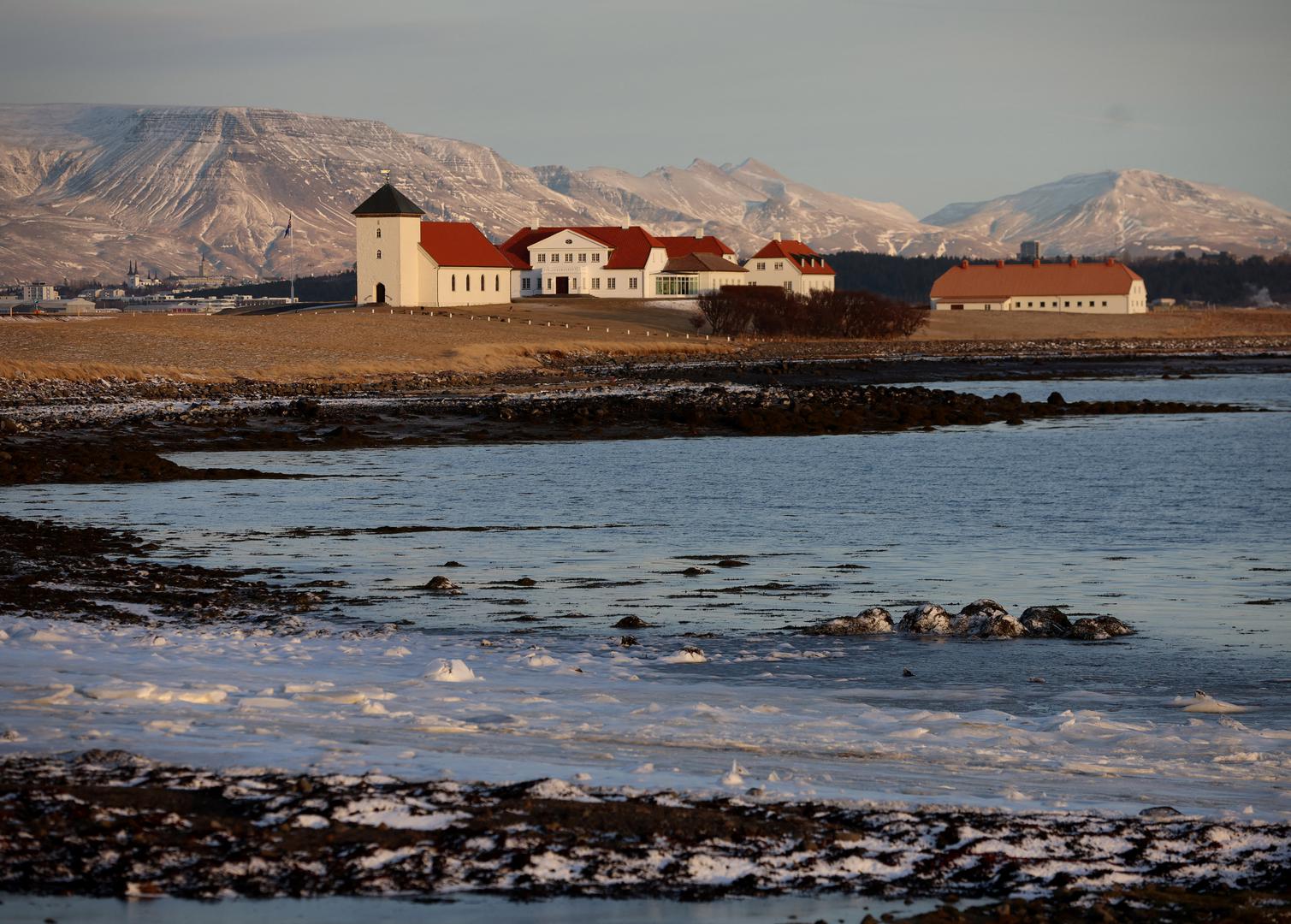 Island - Island je na vrhu ljestvice već šesnaestu godinu zaredom, zahvaljujući izuzetno niskoj stopi kriminala, visokom životnom standardu i stabilnom društvu. Država nema vojsku, a policajci ne nose vatreno oružje, što govori o dubokom povjerenju u društvo i institucije.
