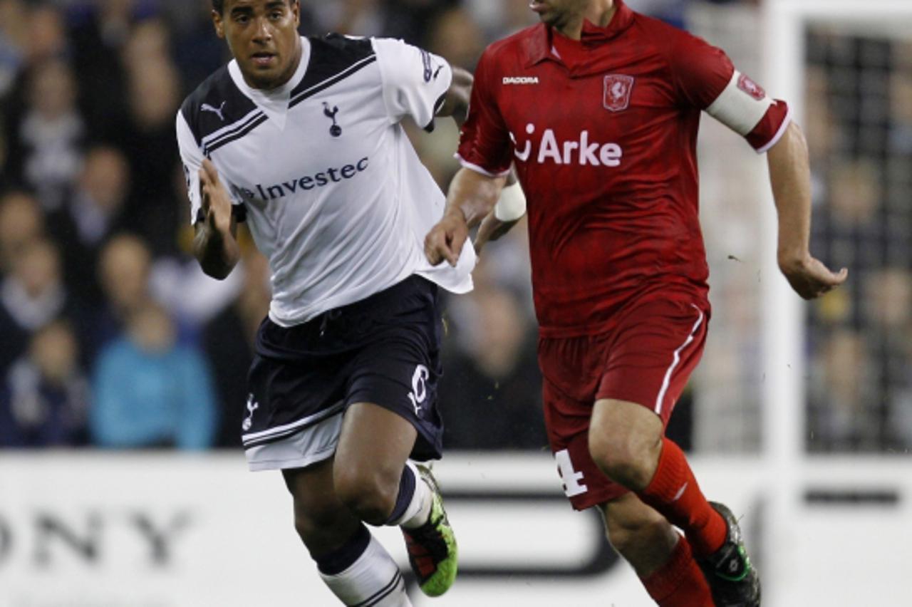 'Tottenham Hotspur\'s Tom Huddlestone (L) vies with FC Twente\'s Dutch Captain Peter Wisgerhof during a UEFA Champions League group A football match at White Hart Lane in London on September 29, 2010.