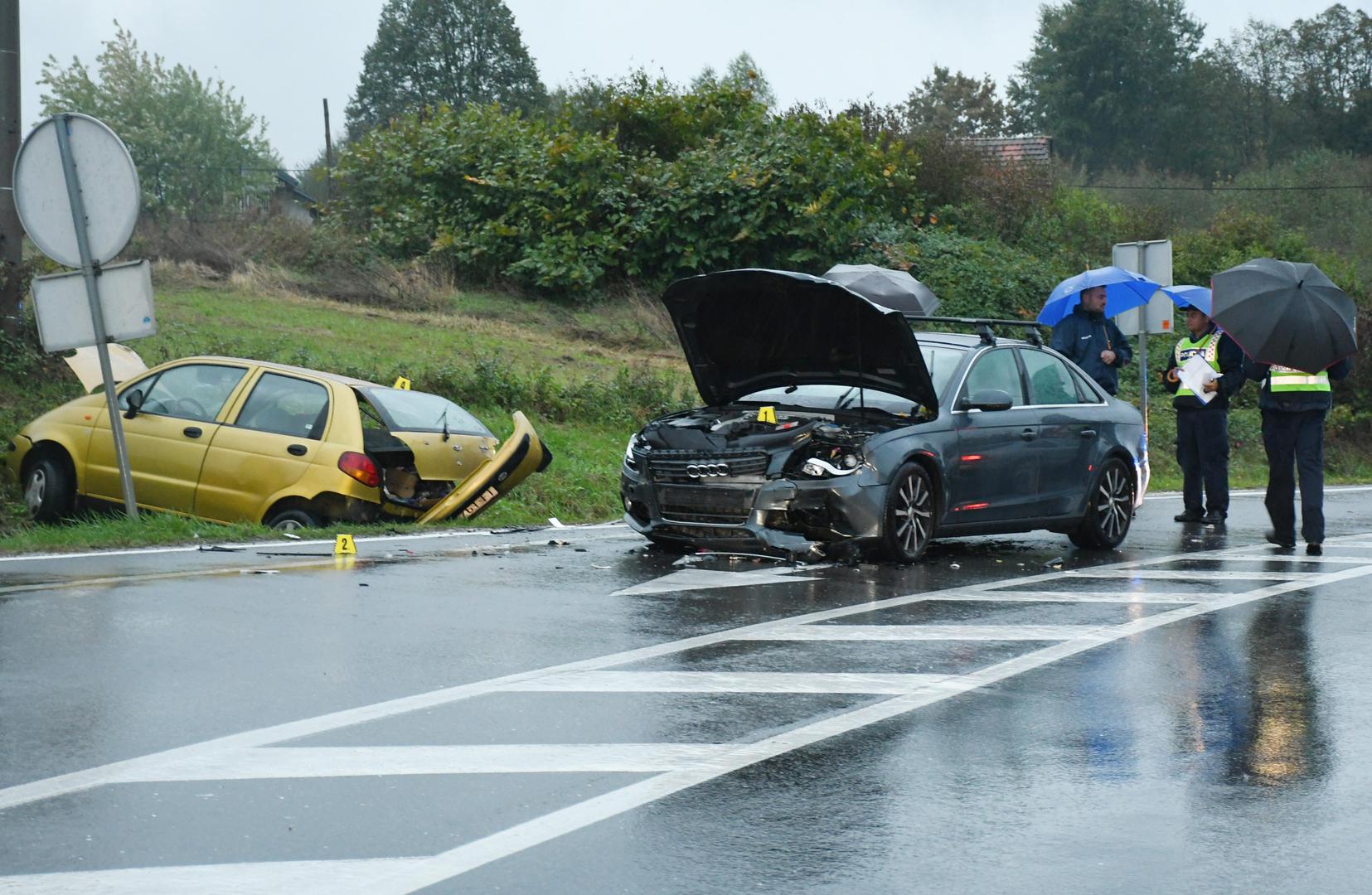 10.10.2021., Zazina - U prometnoj nesreci koja se oko 16,35 sati dogodila na drzavnoj cesti Sisak-Zagreb sudjelovala su dva osobna automobila, pri cemu je jedna osoba poginula. Policija obavlja ocevid