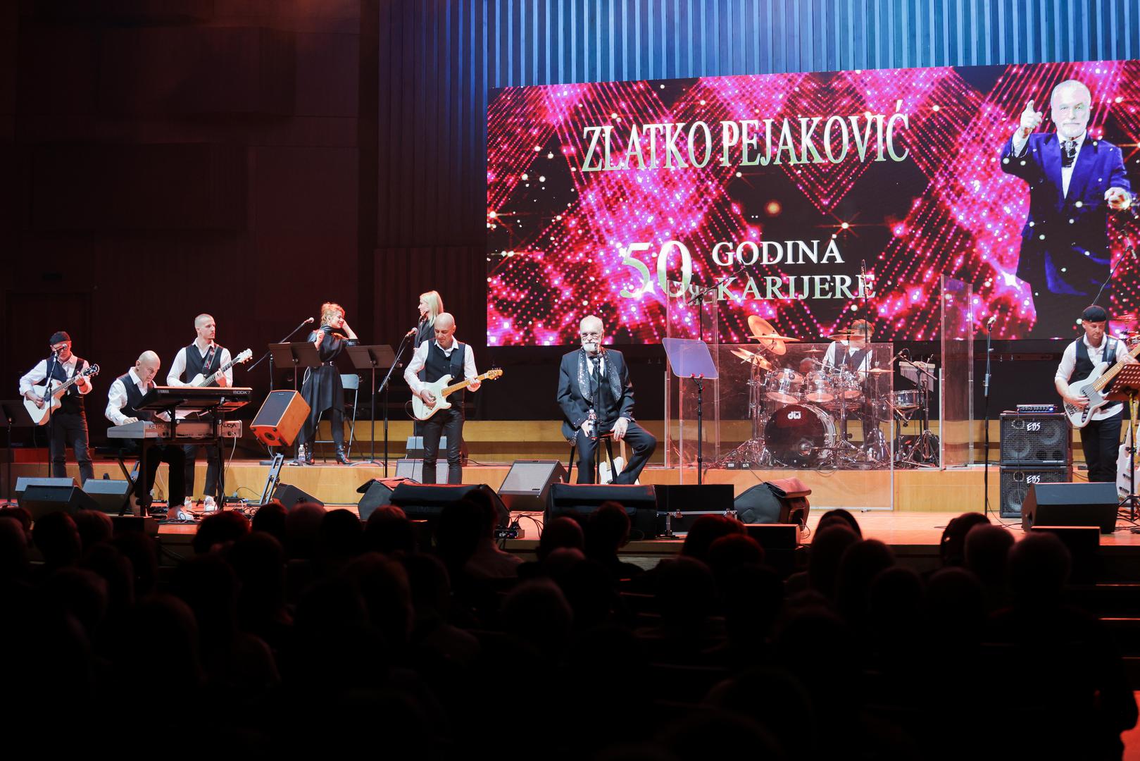 Svaka izvedba bila je popraćena snažnim reakcijama publike koja je pjevala u glas, potvrđujući koliko su njegove pjesme ostale dio kolektivne glazbene memorije.