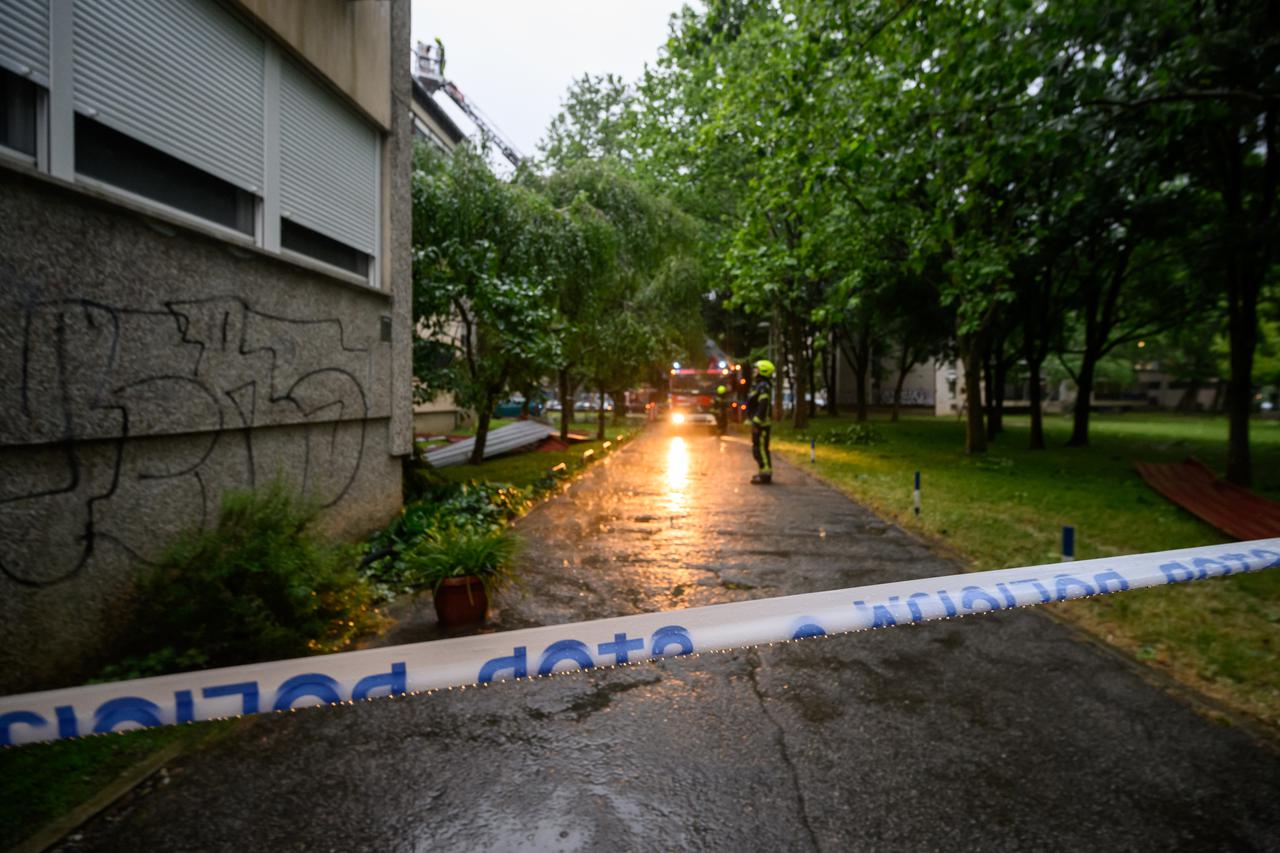 Olujno nevrijeme koje je poharalo Zagreb odnijelo je dio limenog krova sa stambene zgrade