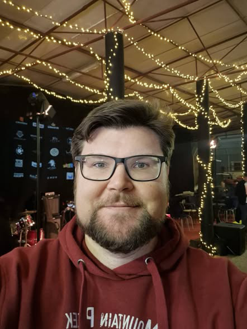 "Na drugoj fotki si kao tinejdžer", "Izgledaš kao dječarac", samo su neki od komentara ispod fotografije Peđe Grbina. 