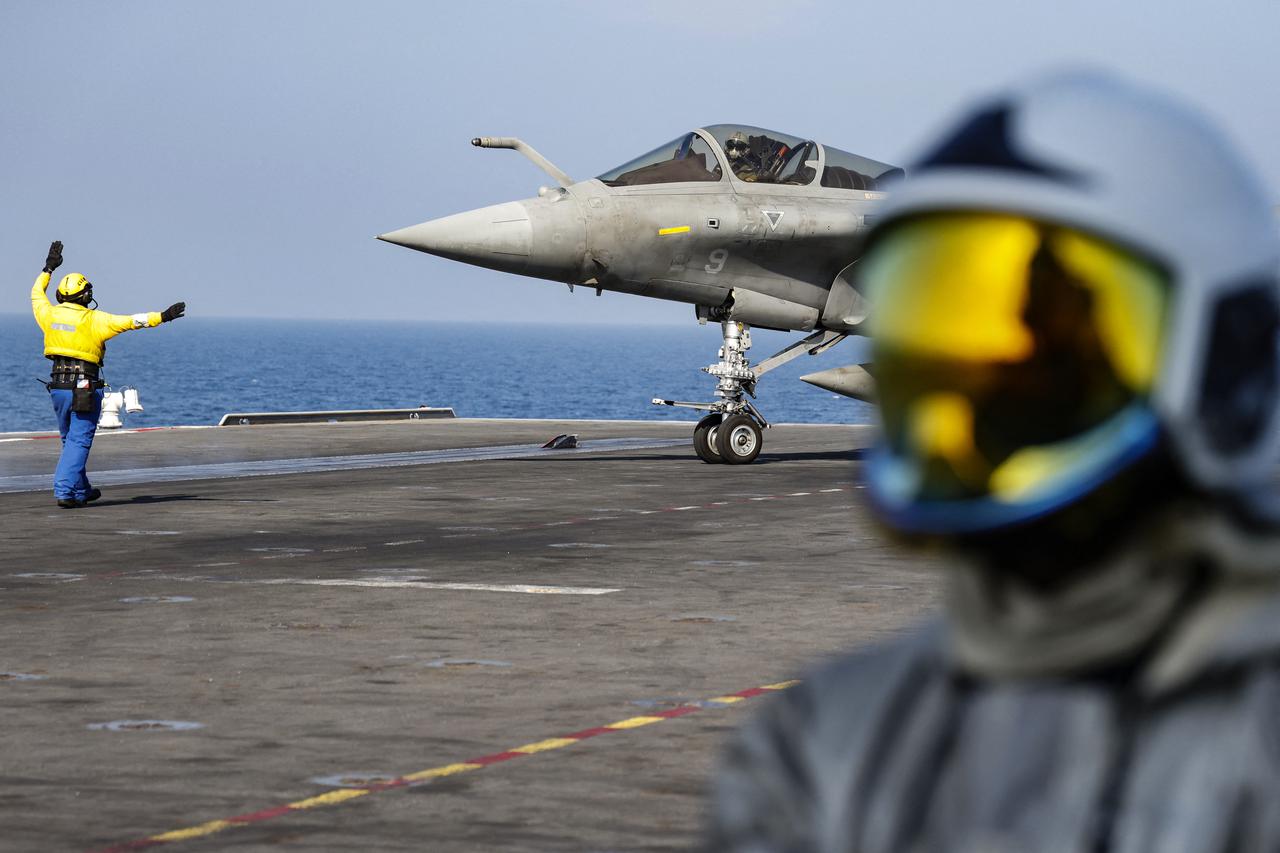 Francuski predsjednik Macron na nosaču zrakoplova Charles-De-Gaulle