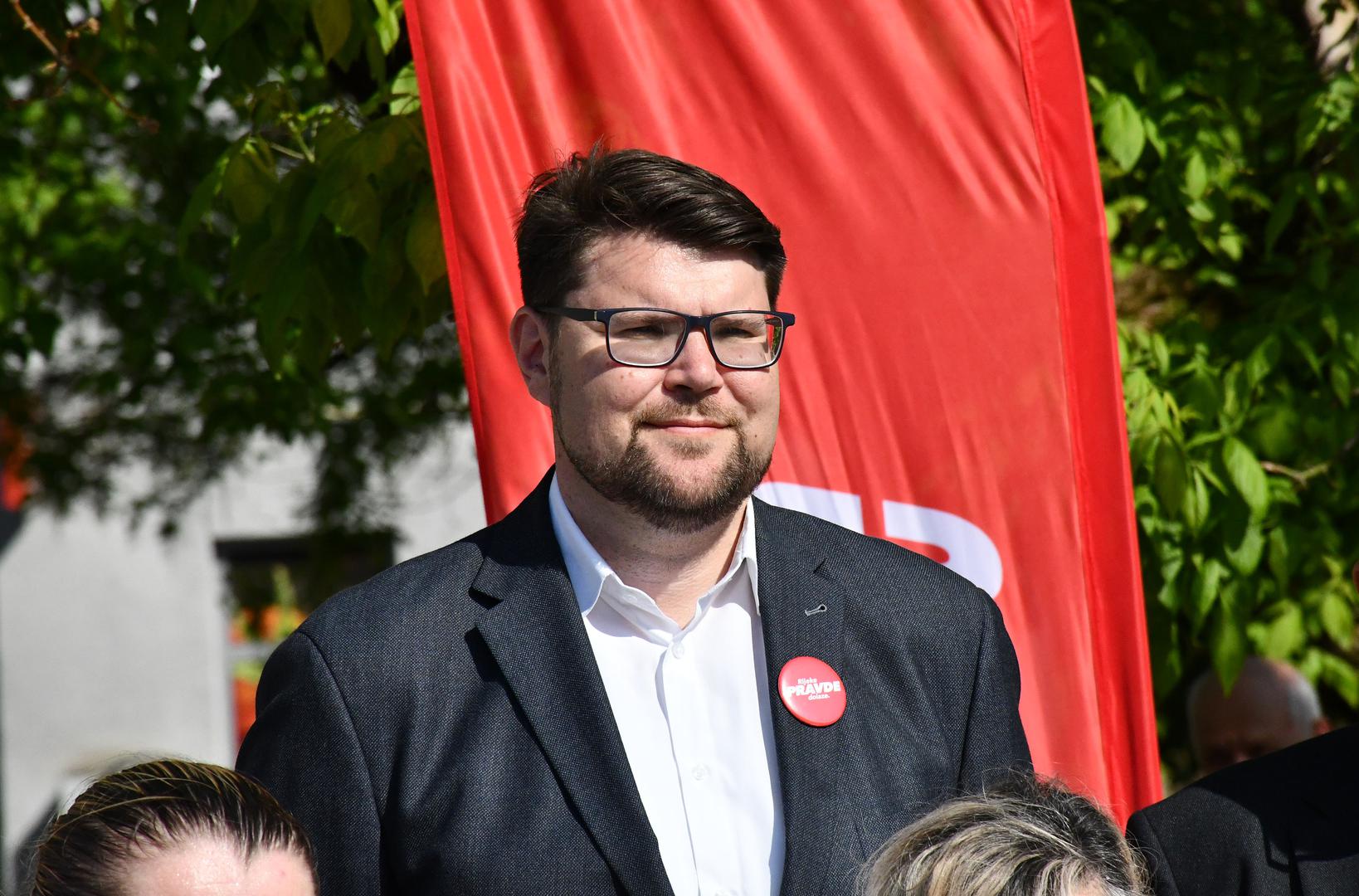 Peđa Grbin (24. svibnja 1979.) - Blizanci: 2024. obećava značajnu promjenu za vas, ali jesen je vrijeme koje najviše transformira. Ovi mjeseci označavaju realizaciju ciljeva kojima ste težili tijekom ranijeg dijela godine. Dok je godina na izmaku, krajem studenog i u prosincu, odvojite vrijeme da se opustite i cijenite svoja postignuća, uživajući u zasluženom odmoru tijekom blagdanske sezone. Merkur, vaš vladajući planet i glasnik bogova, prolazi svoje uobičajene retrogradne cikluse ove godine. Ove bi faze mogle intenzivnije utjecati na vas. Godina počinje pozitivno jer retrogradni Merkur završava na Novu godinu, postavljajući pozornicu za produktivan povratak na posao. Međutim, budite spremni na uobičajene neugodnosti retrogradnog Merkura.