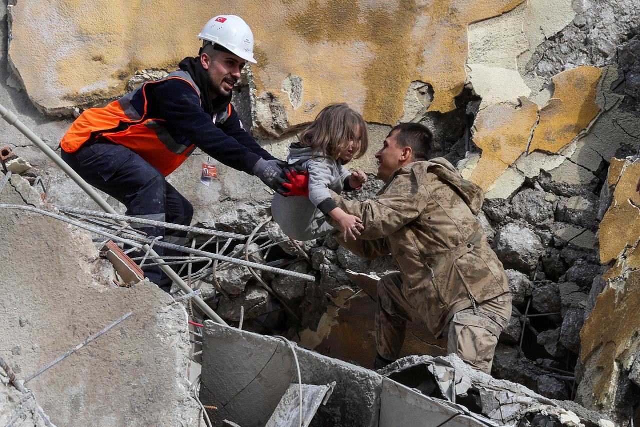 Spasioci nadljudskim naporima pokušavaju doći do ozlijeđenih ljudi ispod ruševina tisuća srušenih objekata