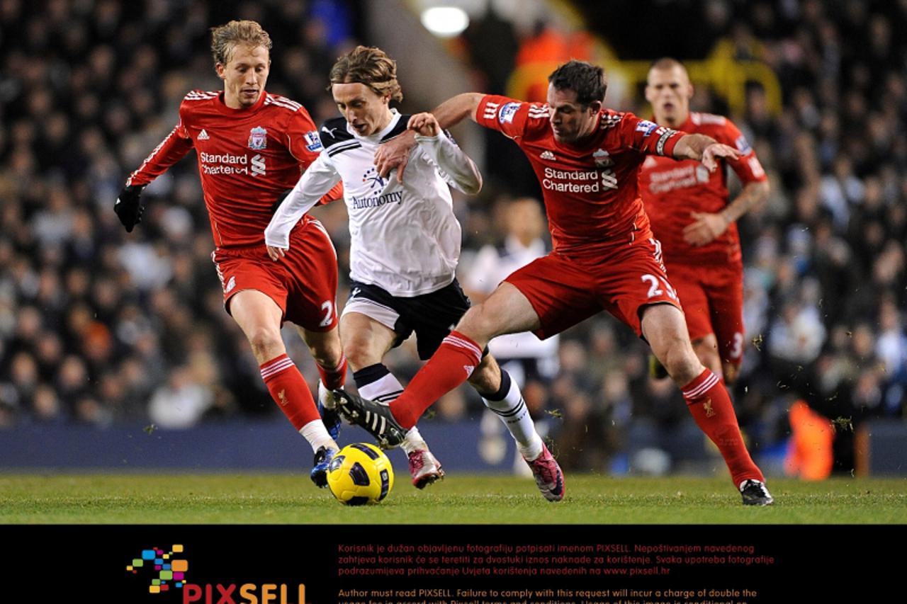 'Tottenham Hotspur\'s Luka Modric (centre) battles past Liverpool\'s Jamie Carragher (right)and Leiva Lucas Photo: Press Association/Pixsell'
