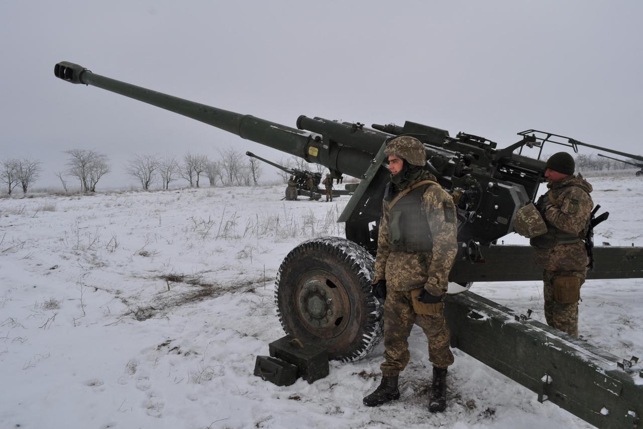 Ukrainian service members hold drills in the Kherson region