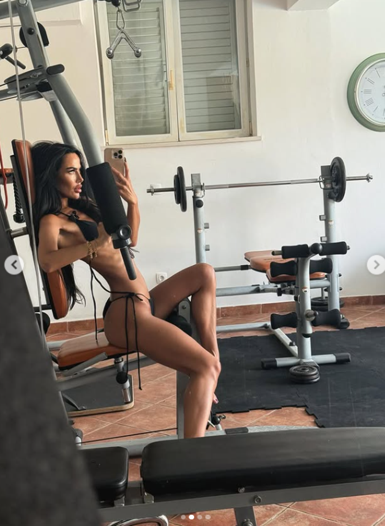 Ova akademska slikarica nema problema pozirati pred kamerom u oskudnijim izdanjima, ali i zanimljivim modnim kombinacijama.