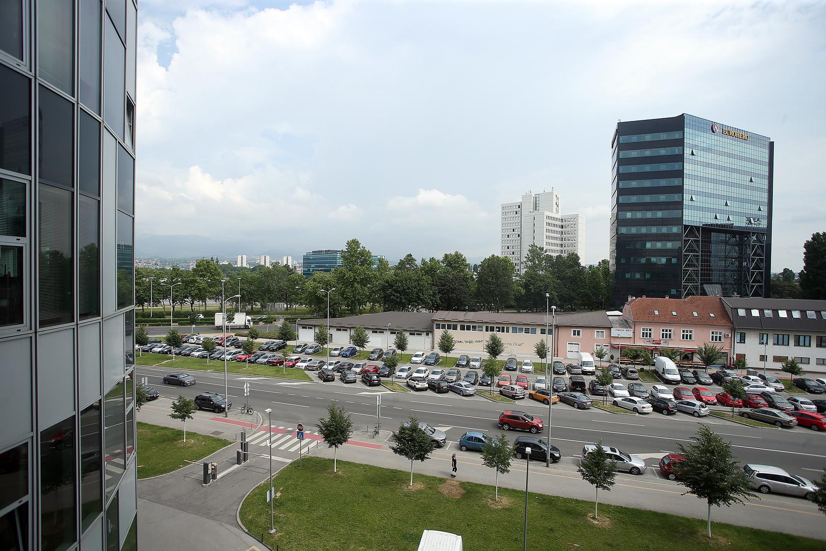 Zagrebtower je visok 82 metra. 