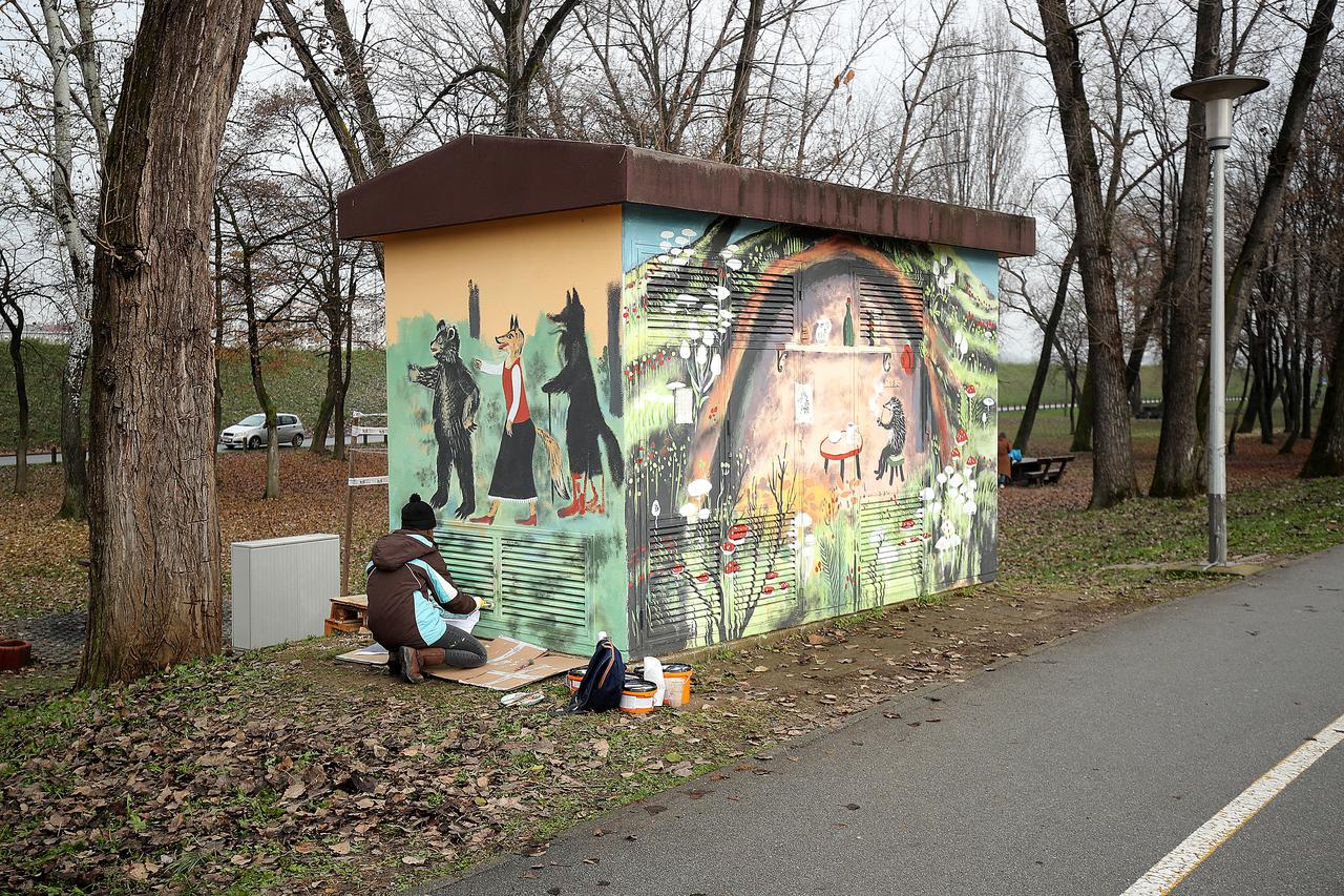 Zagreb: Umjetnica Lora Elezović dovršava prizor iz Ježeve kućice na trafostanici na Bundeku