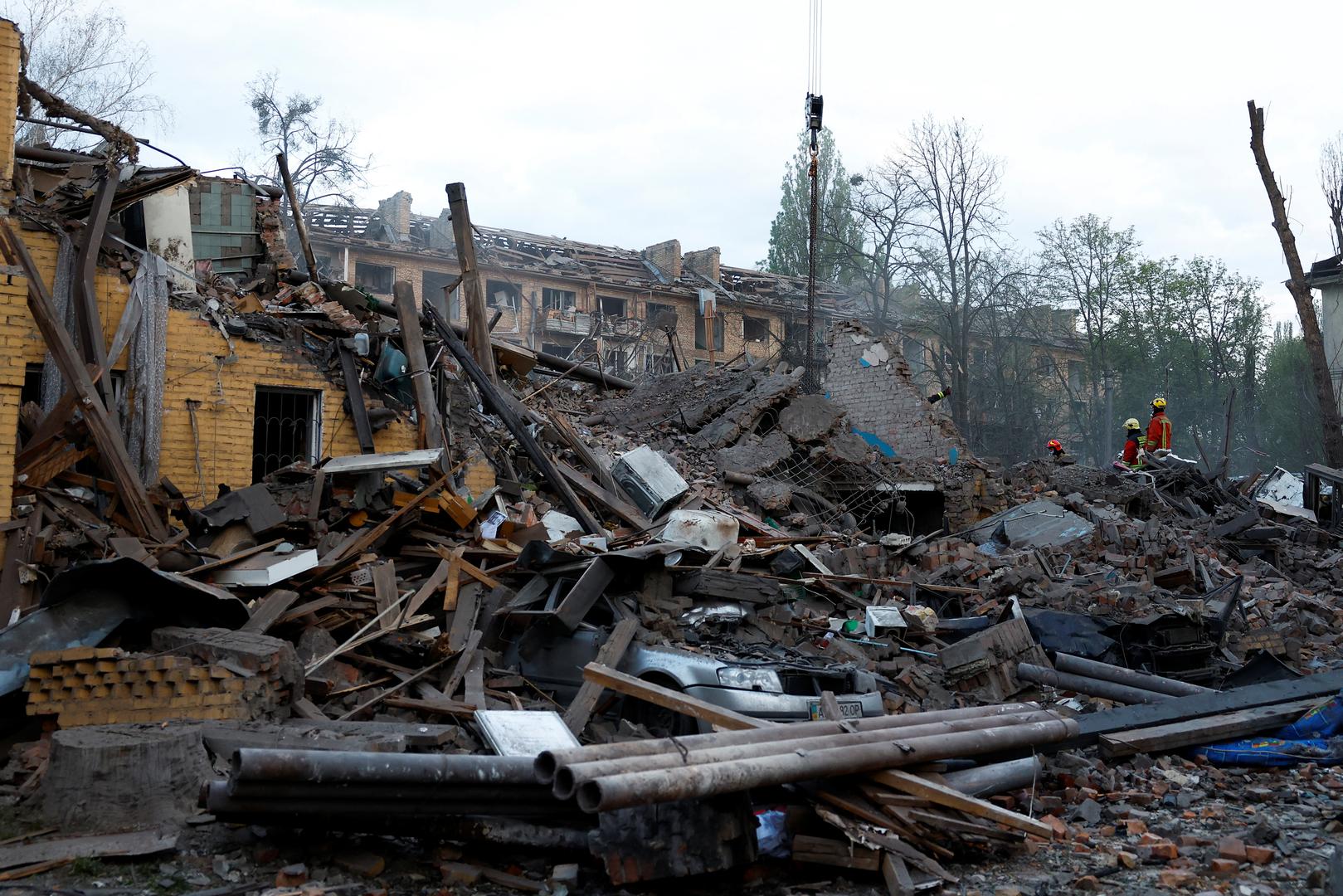 Tkachenko je naglasio i da je pet osoba ozlijeđeno u gradskom okrugu Sviatoshynskyi, dok je Kličko istaknuo da su stanovnici jedne zgrade ostali pod ruševinama. Požari i pali metalni ostaci projektila također su zabilježeni i u drugim dijelovima Kijeva.