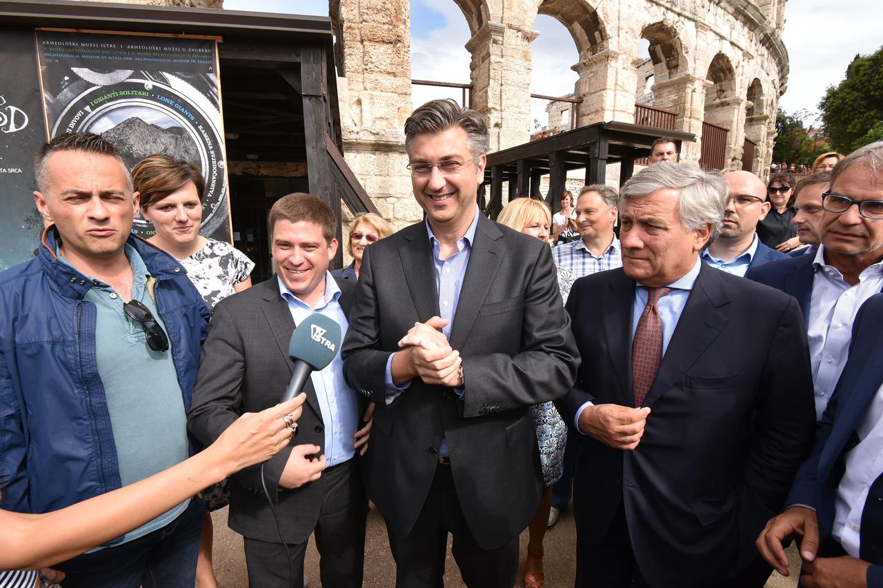 06.09.2016., Pula - Predsjednik HDZ-a Andrej Plenkovic sa suradnicima posjetio Pulu.  Tom prilikom ispred amfiteatra obratio se okupljenim simpatizerima i dao izjave za medije.  Potpredsjednik EP-a Antonio Tajani dao podrsku Plenkovicu na prestojecim parl