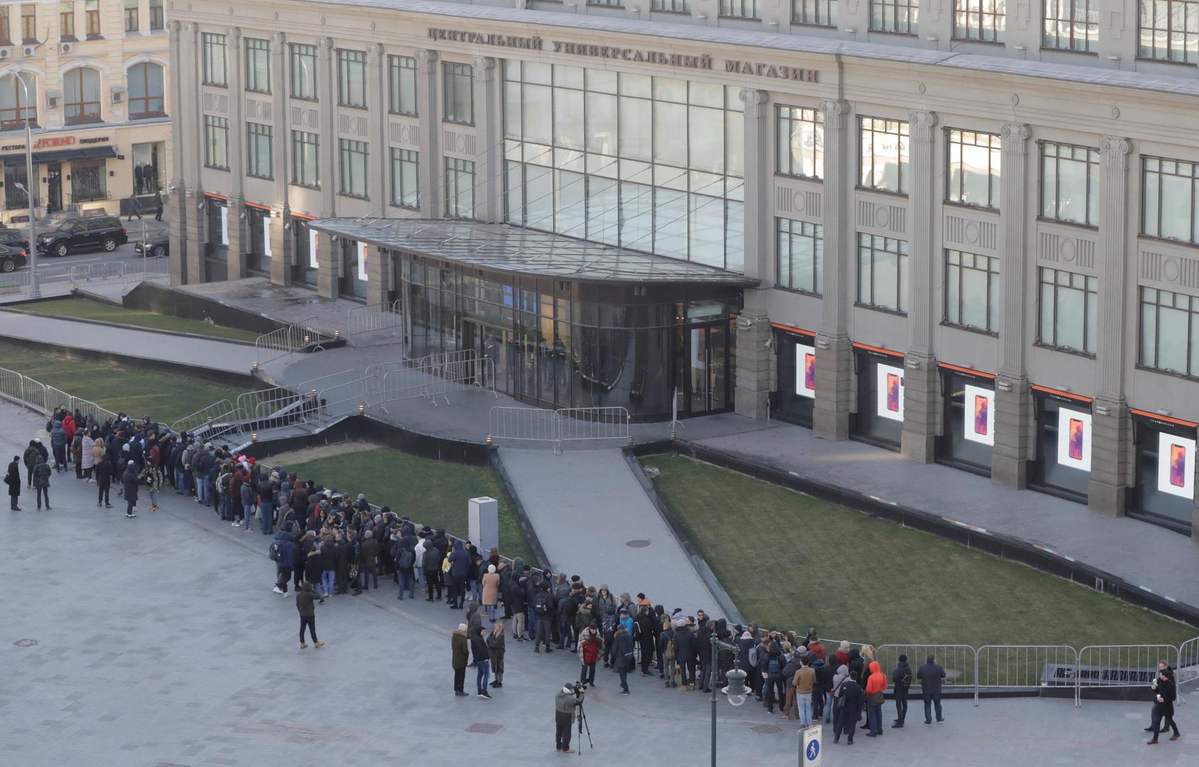 Brojni Rusi smrzavali su se u dugačkom redu kako bi kupili svoj novi iPhone X 