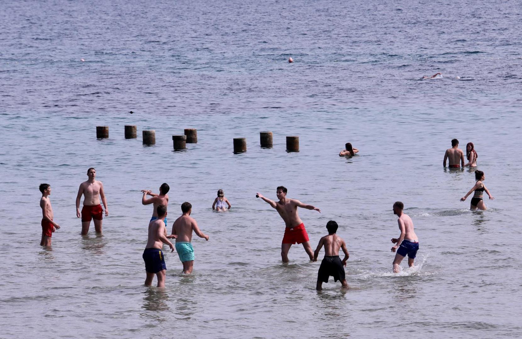 Dok se dio njih sunčao, mnogi su uživali u moru ili zaigrali picigin. 