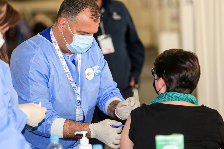 Ministar Beroš cijepio građane na Zagrebačkom velesajmu