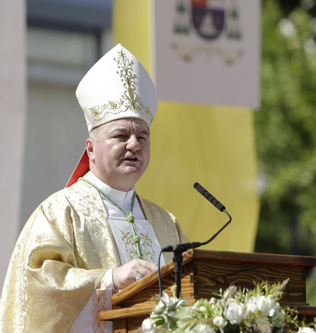 14.09.2020.,Mostar - Odlukom pape Franje ustolicen je novi mostarsko-duvanjski biskup, monsinjor Petar Palic. Crkvenom cinu primopredaje sluzbe ispred Mostarske katedrale Marije Majke Crkve prisustvovao je i premijer Andrej PlenkovicPhoto: Denis Kapetanovic/PIXSELL