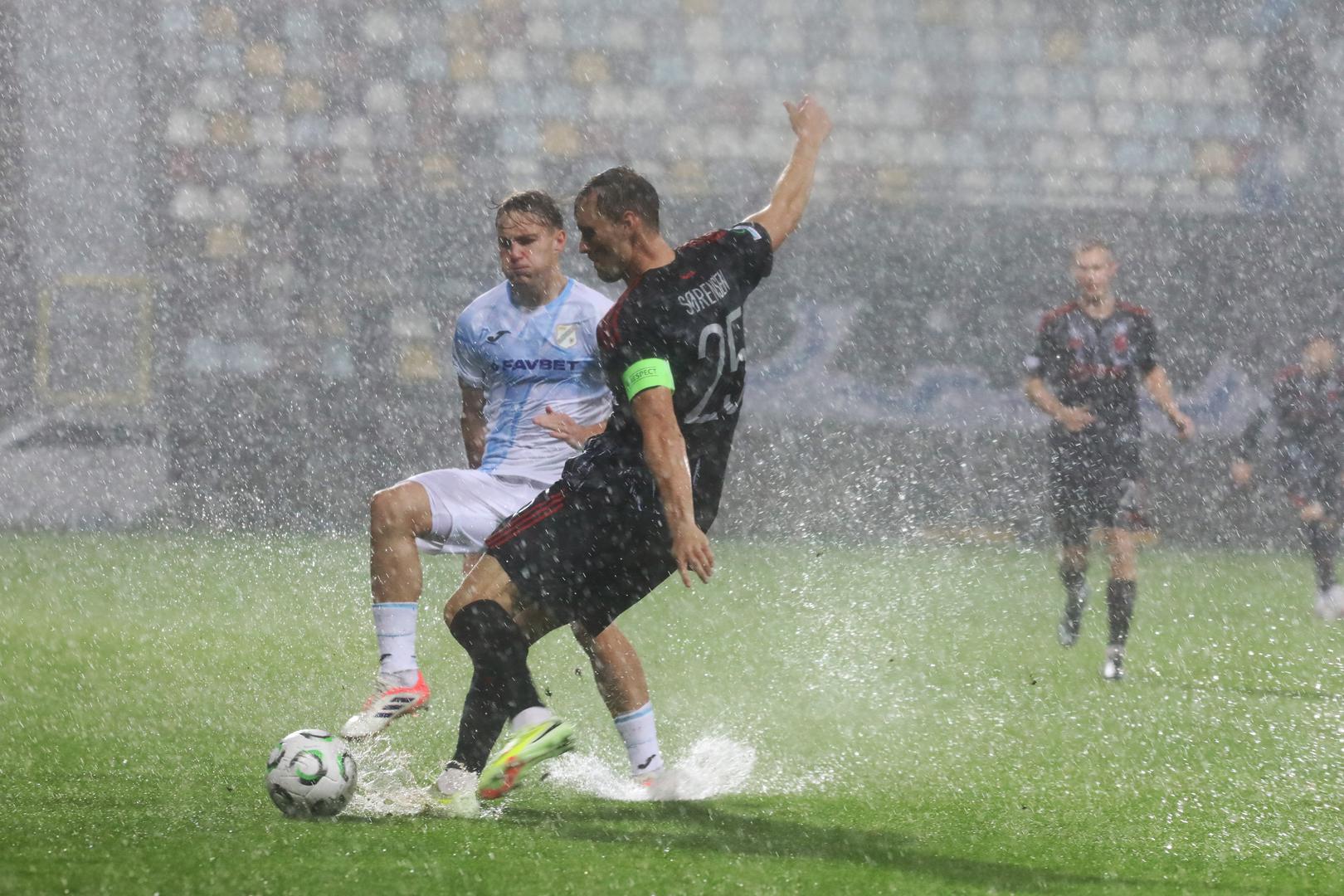 No, u 13. minuti engleski sudac Robert Jones nakon kratkih konzultacija s kapetanima momčadi poslao je igrače u svlačionicu.