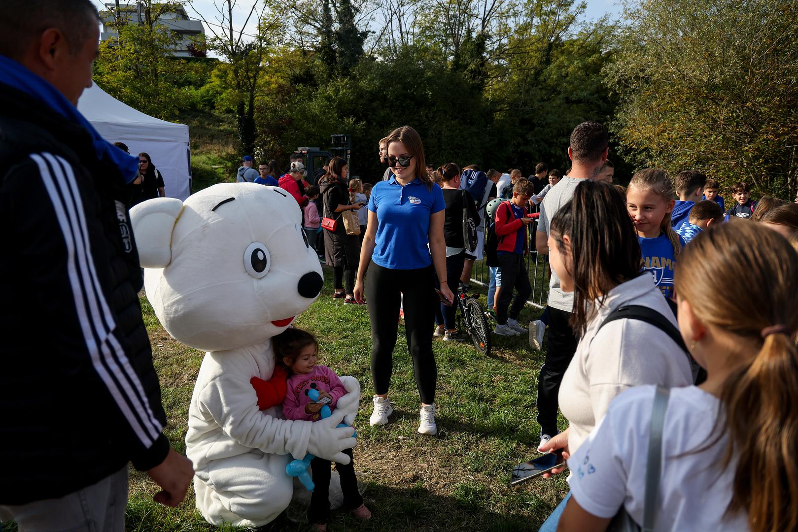 Održan je humanitarni turnir „3 na 3“, a sav prihod od kotizacija doniran je lokalnim udrugama i klubovima, a pobjednicima su pehare uručili prvotimci Dinama.