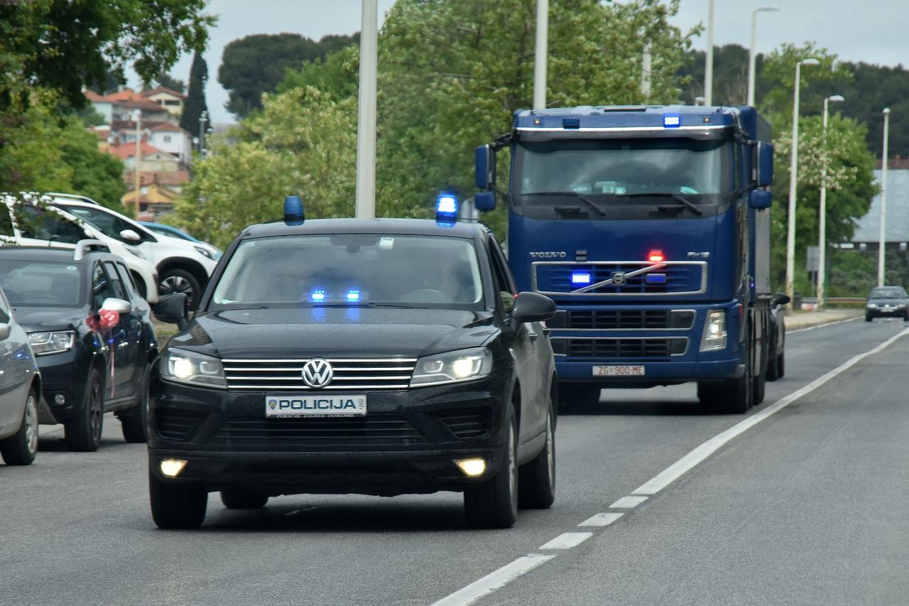 Pula: Specijalno vozilo za prijevoz novca u pratnji policije