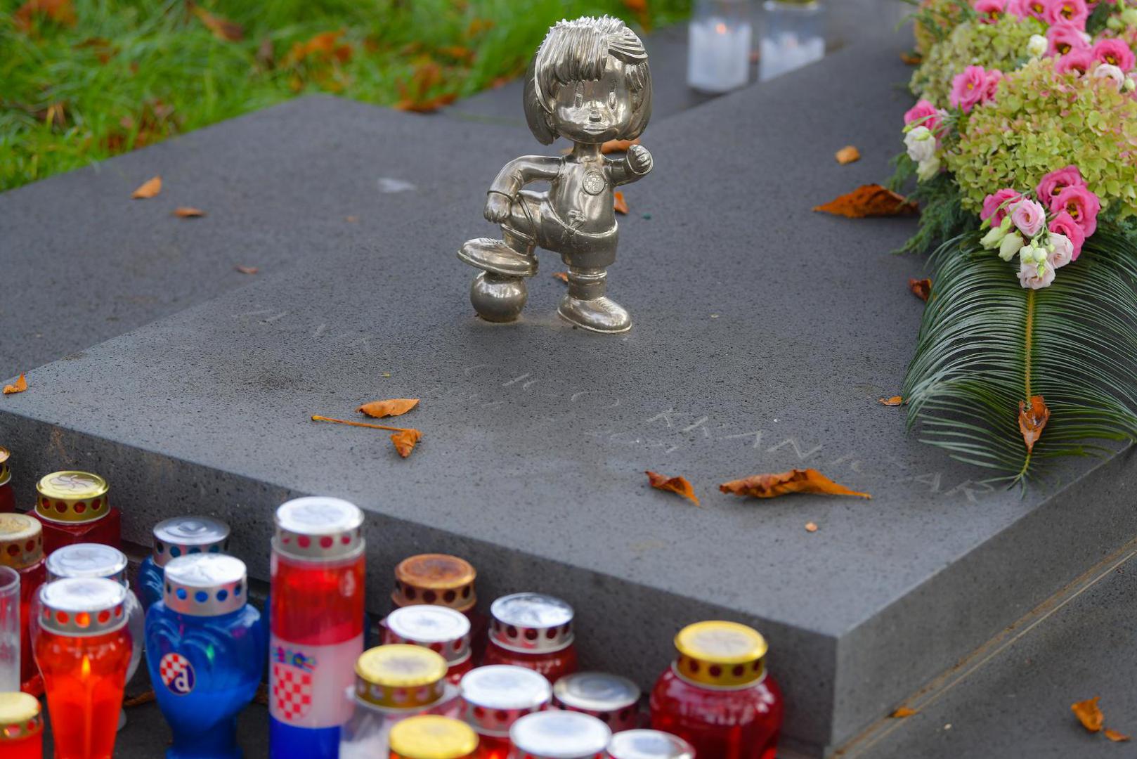 Niti loše, prohladno vrijeme niti velike gužve nisu ih spriječile u posjetama grobljima.