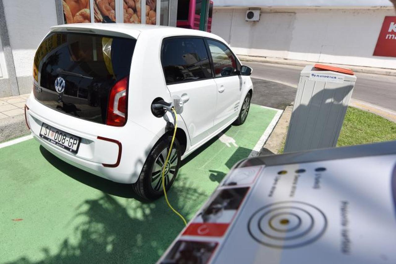 električni automobil