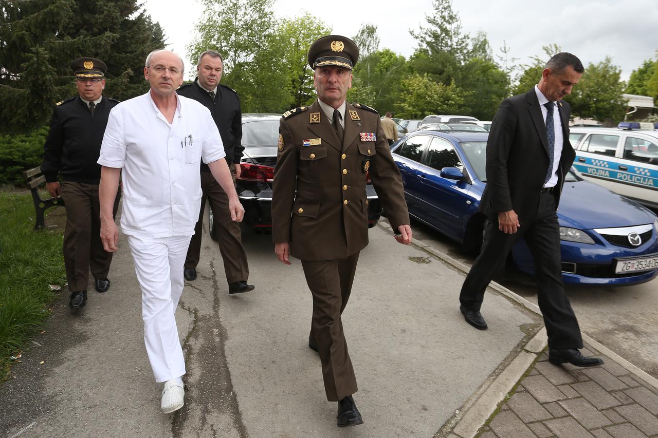 27.04.2016., Karlovac - Na vojnom poligonu Cerovac oko podneva nastradala su dva kadeta polaznika Hrvatskog vojnog ucilista. Ispred Opce bolnice Karlovac medijima su se obratili ravnatelj Opce bolnice karlovac Suad Crnica i general Mirko Sundov nacelnik G