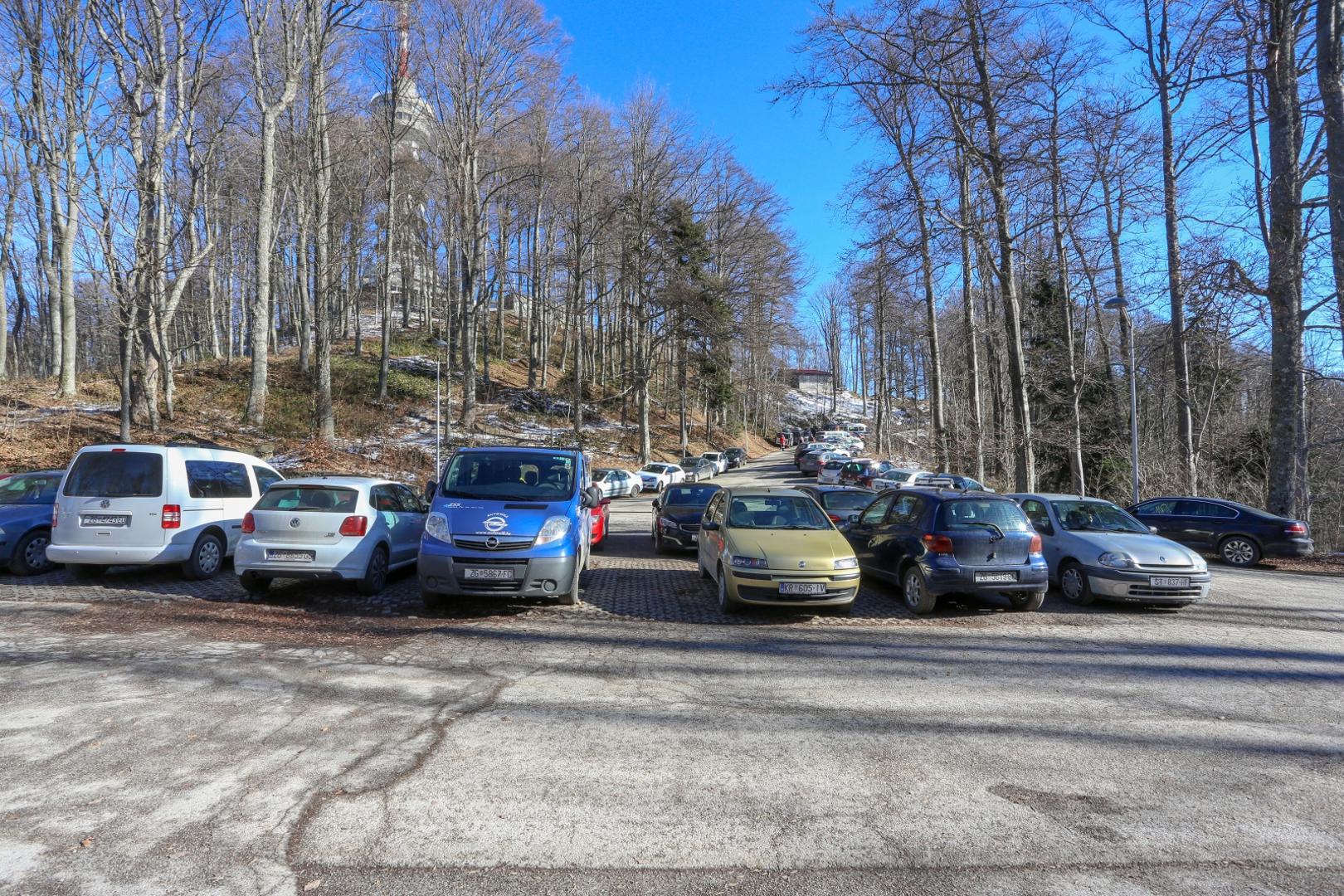 Upravo zbog velikog broja posjetitelja koji na Sljeme dolaze automobilima, a malo je parkirnih mjesta, prema najavama Parka prirode (PP) Medvednica, sva bi se uskoro mogla naplaćivati.