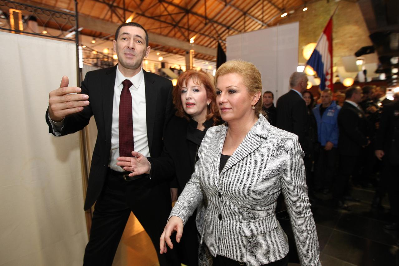 13.12..2014 .Zadar -Reportaza o predizbornoj kampanji za predsjednicke izbore i timu Kolinde Grabar Kitarovic. Posjet i setnja kroz Zadar. Svecana akademija 72. bojne Vojne policije u Arsenalu. Susret s ministrom obrane Antom Kotromanovicem. Photo: Boris 