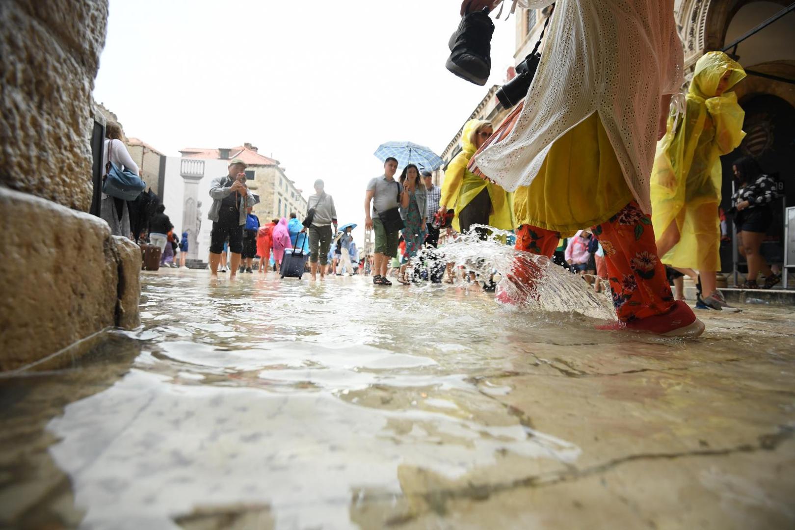 Lokve do gležnjeva dočekale su turiste pri razgledavanju stare gradske jezgre.