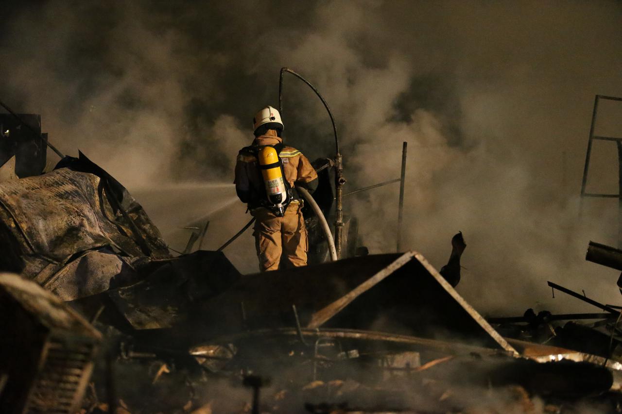 Vatrogasci gase požar