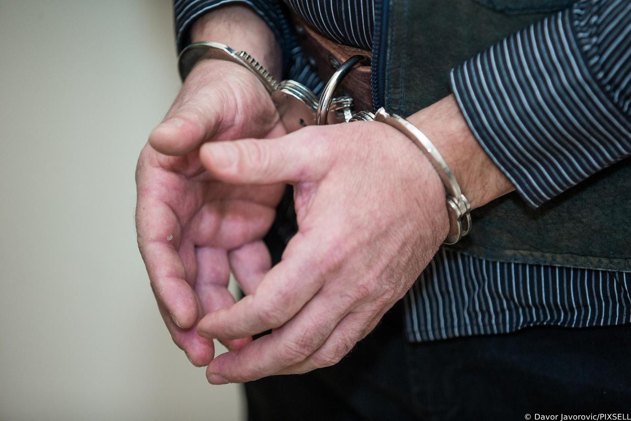 Uhićen uhićenje lisice priveden privođenje zločinac lopov razbojnik