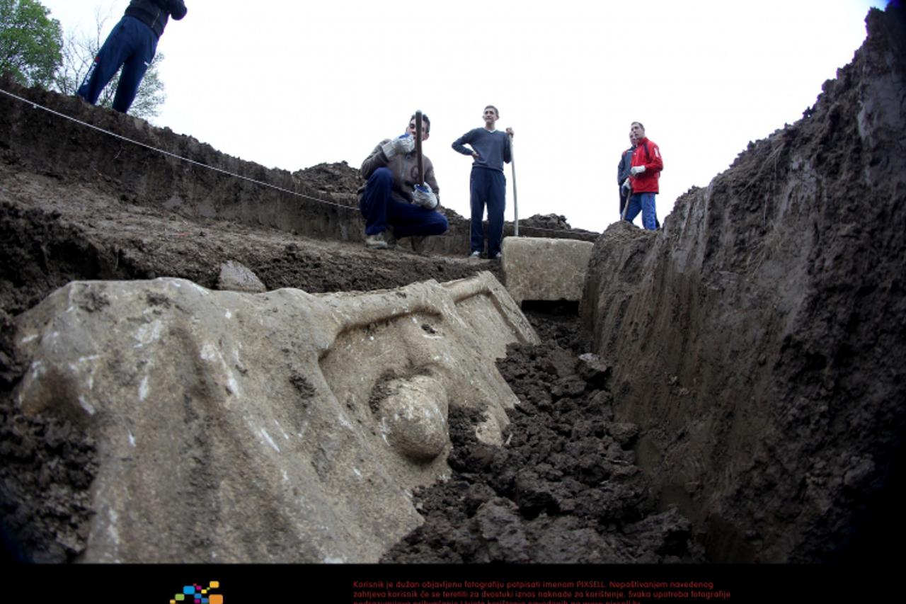'17.04.2012., Scitarjevo - Njiva Maka Lucina na kojoj je oruci zemlju slucajno zakacio plugom rimski nadgrobni spomenik. Arheolozi iskopavaju spomenik iz zemlje. Arheolozi iskopavaju spomenik iz zemlj