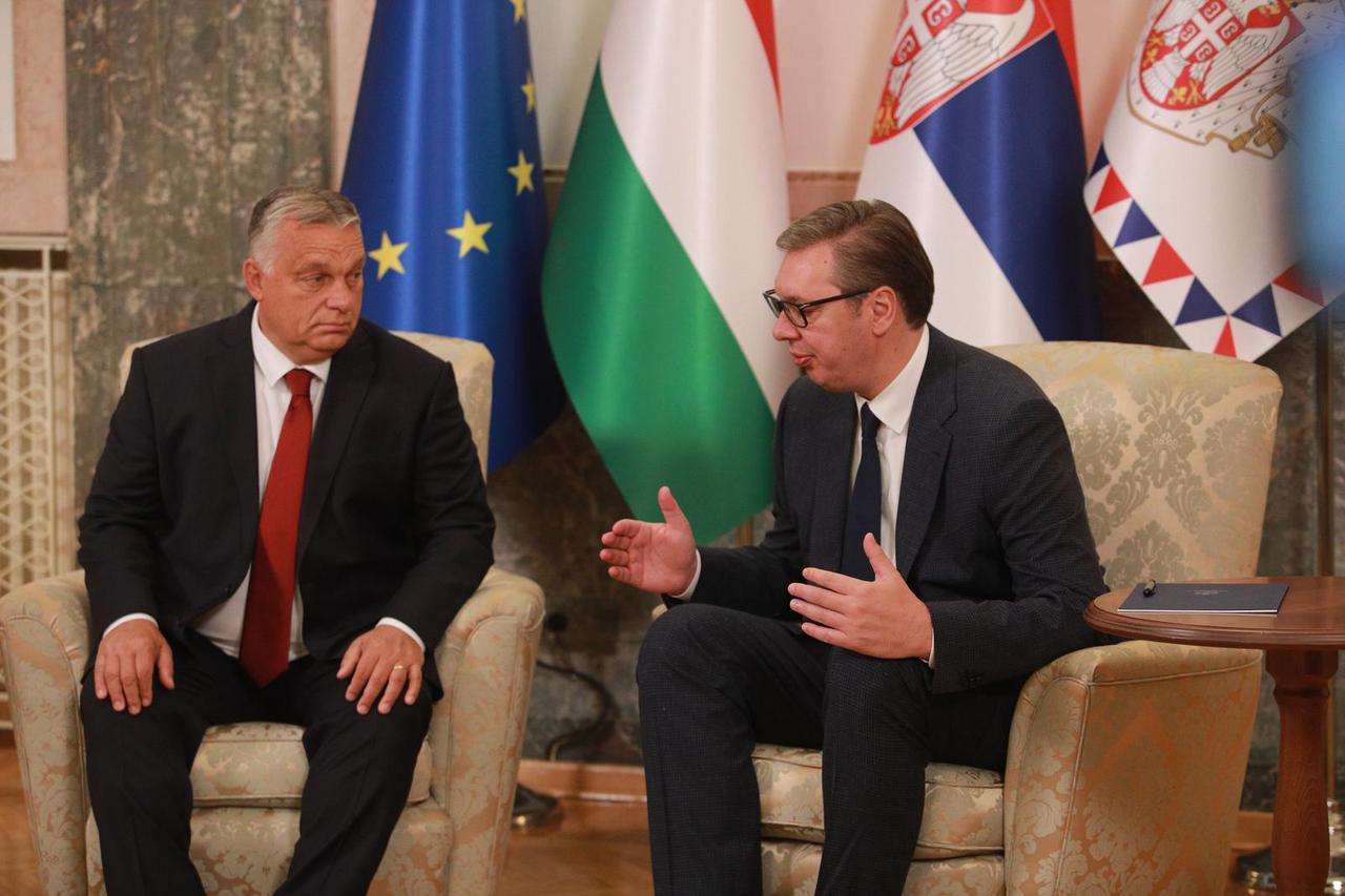 Aleksandar Vučić uručio je premijeru Mađarske Viktoru Orbanu Orden Republike Srbije na velikoj ogrlici 