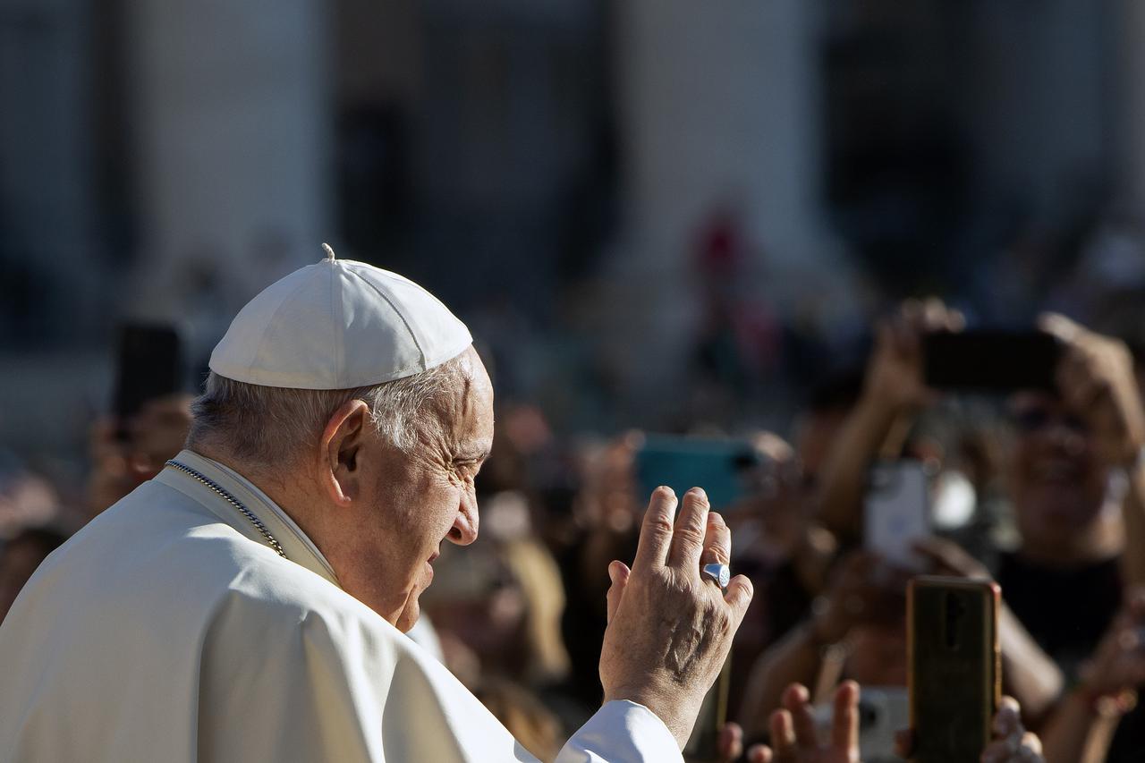 Roma, Papa Francesco durante l'udienza generale settimanale in Piazza San Pietro, in Vaticano