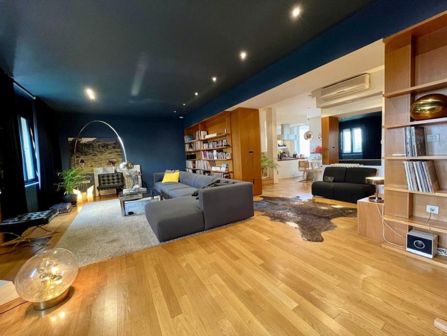 Stan je orijentiran prema istoku i zapadu, što omogućuje obilje prirodnog svjetla tijekom dana.