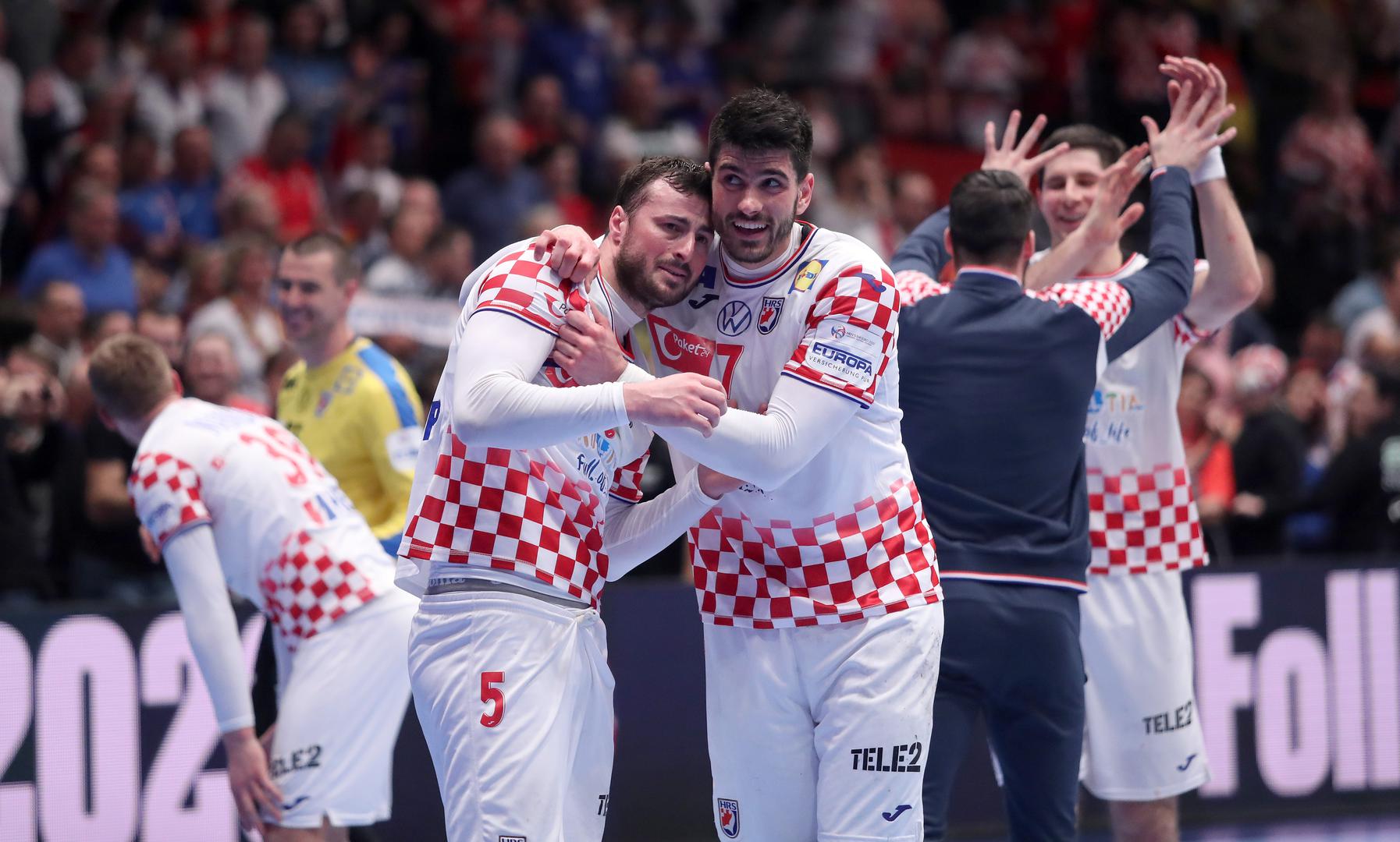 Igrači su dugo  slavili s navijačima veliku pobjedu protiv Nijemaca. Idemo, do kraja...