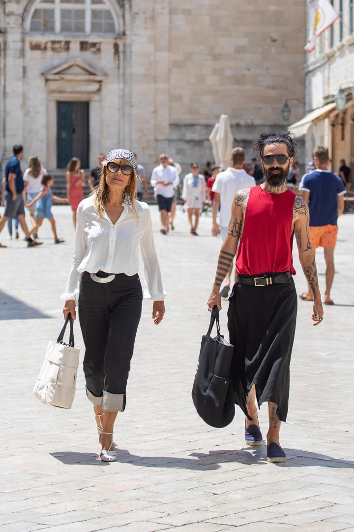 Inače ovo im nije prvi zajednički posjet Dubrovniku, zapaženi su i prošle godine u kolovozu na Stradunu u sličnoj odjevnoj kombinaciji. 