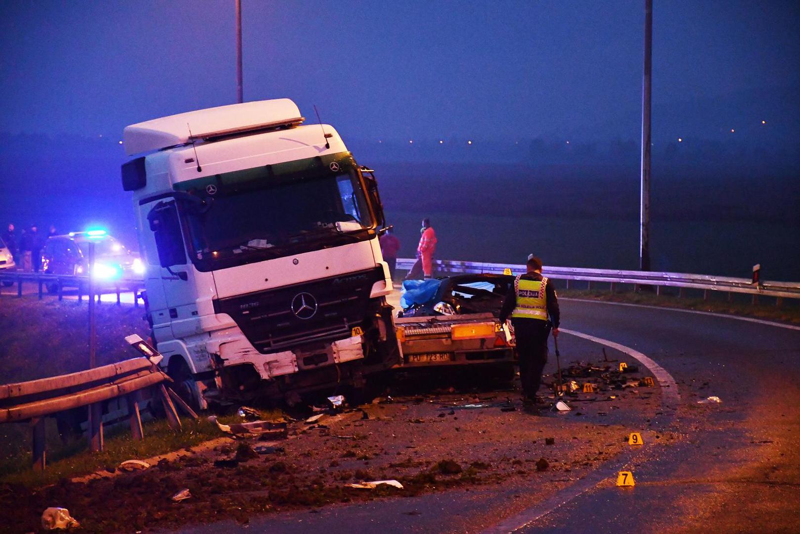 22.10.2021., Okucani - U teskoj prometnoj nesreci na autocesti A3 kod Okucana ismrtno stradale tri osobe. Teretnim automobilom hrvatskih nacionalnih oznaka upravljao je 25-godisnji drzavljanin Republike Hrvatske, dok su se u osobnom automobilu nalazile tri osobe. Photo: Ivica Galovic/PIXSELL